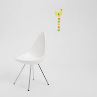 Flensted Mobiles（フレンステッド・モビール）は、1953年創業のデンマーク発・モビール専門ブランド。北欧デザインの文脈に立脚し、造形・質量配分・回転慣性を最適化して、わずかな気流でも自律的に表情を変える構成美を追求します。各パーツは重心とトルクの釣り合いを精密に設計し、静止と運動のあいだを往還する“動く彫刻”として空間に時間軸を付与。代表作「Lucky Storks」から幾何学、鳥類、気球まで多彩で、紙・ステンレス・木材の軽量構造は施工負荷が小さく、住宅・商業・ホスピタリティ・キッズ空間に適合します。現在もデンマーク国内で手作業組立・品質管理を徹底し、視覚ノイズを抑えた運動リズムが集中・鎮静・遊び心をもたらします。北欧インテリアの天井飾りや吊り下げモビールとして、リビング・子供部屋・出産祝いギフトに最適なデンマーク製の正規品です。