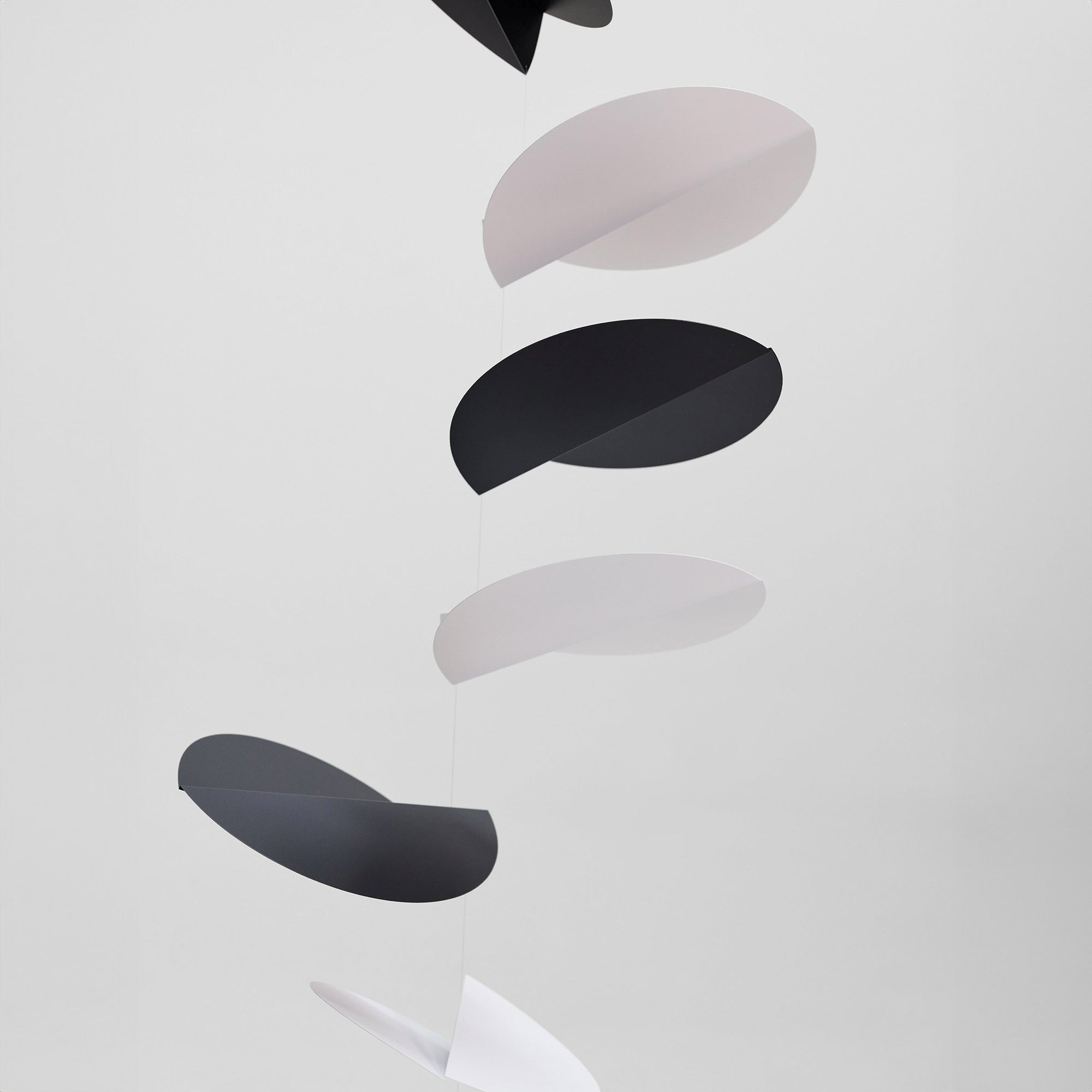 Flensted Mobiles（フレンステッド・モビール）は、1953年創業のデンマーク発・モビール専門ブランド。北欧デザインの文脈に立脚し、造形・質量配分・回転慣性を最適化して、わずかな気流でも自律的に表情を変える構成美を追求します。各パーツは重心とトルクの釣り合いを精密に設計し、静止と運動のあいだを往還する“動く彫刻”として空間に時間軸を付与。代表作「Lucky Storks」から幾何学、鳥類、気球まで多彩で、紙・ステンレス・木材の軽量構造は施工負荷が小さく、住宅・商業・ホスピタリティ・キッズ空間に適合します。現在もデンマーク国内で手作業組立・品質管理を徹底し、視覚ノイズを抑えた運動リズムが集中・鎮静・遊び心をもたらします。北欧インテリアの天井飾りや吊り下げモビールとして、リビング・子供部屋・出産祝いギフトに最適なデンマーク製の正規品です。