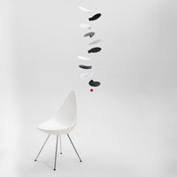 Flensted Mobiles（フレンステッド・モビール）は、1953年創業のデンマーク発・モビール専門ブランド。北欧デザインの文脈に立脚し、造形・質量配分・回転慣性を最適化して、わずかな気流でも自律的に表情を変える構成美を追求します。各パーツは重心とトルクの釣り合いを精密に設計し、静止と運動のあいだを往還する“動く彫刻”として空間に時間軸を付与。代表作「Lucky Storks」から幾何学、鳥類、気球まで多彩で、紙・ステンレス・木材の軽量構造は施工負荷が小さく、住宅・商業・ホスピタリティ・キッズ空間に適合します。現在もデンマーク国内で手作業組立・品質管理を徹底し、視覚ノイズを抑えた運動リズムが集中・鎮静・遊び心をもたらします。北欧インテリアの天井飾りや吊り下げモビールとして、リビング・子供部屋・出産祝いギフトに最適なデンマーク製の正規品です。