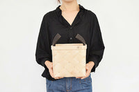 ベルソデザインは1996年"WoodofFinland"でフェルトカーペットが入賞したことを機に、インテリアデザイナーのキルシッカ・サボネンと二人の娘、トゥット・シーランバー、トゥーリ・バーマンにより1997年に設立されました。フィンランドの自然からインスピレーションを受け、自然素材にこだわり作られた高品質な雑貨は、伝統的なデザインを引継ぎながらも新しく、機能的なものばかり。鮮やかなカラーと洗練されたフォルムは、キッチンやリビングに北欧らしいエッセンスを盛り込んでくれます。