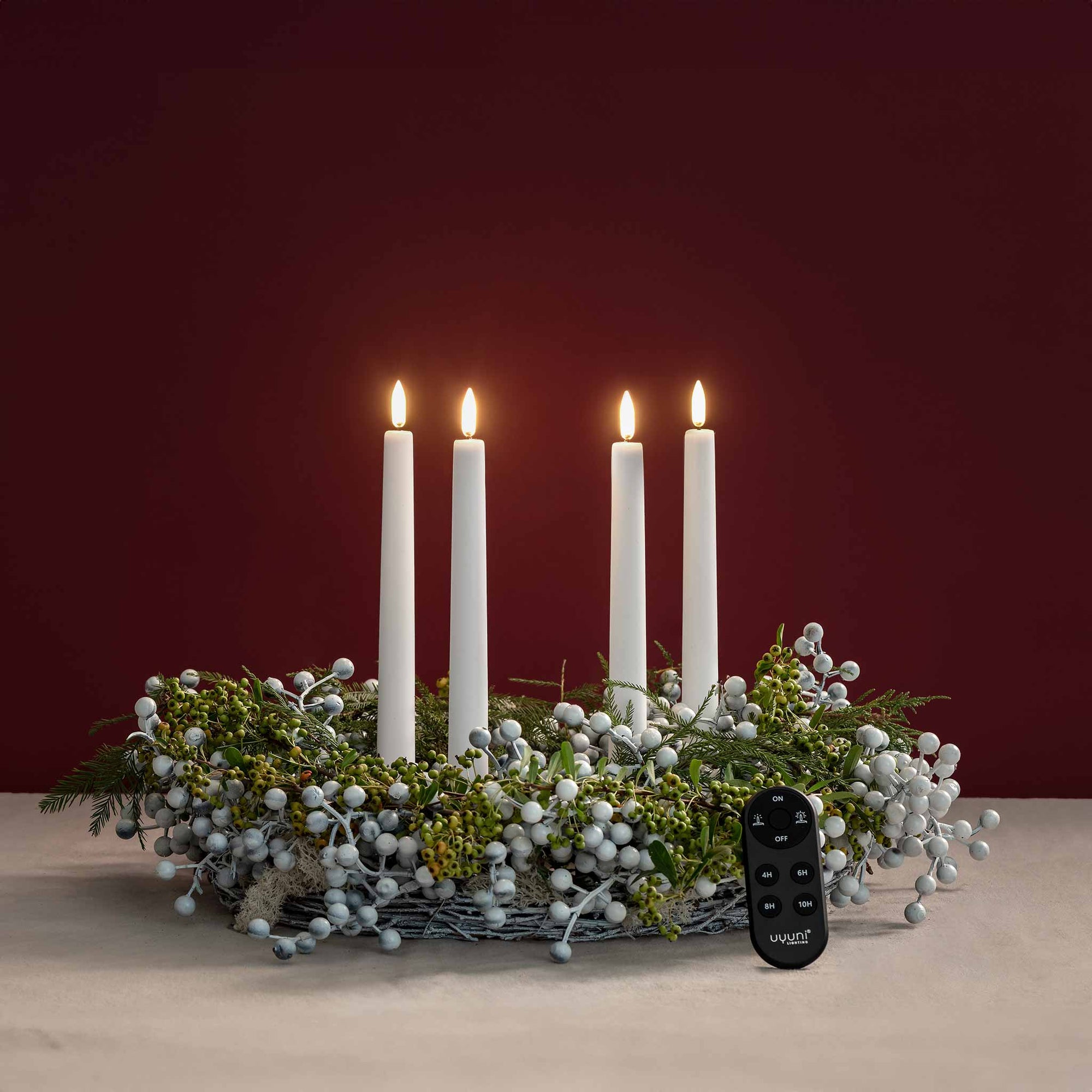 UYUNI Lighting（ウユニ・ライティング）は、デンマークのLEDで本物のキャンドル体験を再現するライティングブランドです。最大の魅力は、特許取得のユニークな「3Dフレーム（炎）」と、目で追ってしまうほど自然なフリッカー表現。灯りの芯が立ち上がるように見える立体的な炎は、見る角度によって表情が変わり、テーブル上のガラス器や壁面に繊細な陰影を落とします。見た目はクラシック、手触りはラグジュアリー、内部機構はイノベーティブ、伝統的なキャンドルの佇まいを、現代のテクノロジーで静かにアップデートしました。外装には本物のワックス（パラフィン加工の表面仕上げ）を用い、日中に置いてあるだけでも上質なオブジェのような存在感。夜は色温度のやさしい光で、北欧らしいhygge（ヒュッゲ）の空気を手軽にまとえます。インテリアの審美眼に応えるプロップとして完成度の高いLEDキャンドルです。