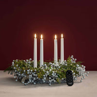 UYUNI Lighting（ウユニ・ライティング）は、デンマークのLEDで本物のキャンドル体験を再現するライティングブランドです。最大の魅力は、特許取得のユニークな「3Dフレーム（炎）」と、目で追ってしまうほど自然なフリッカー表現。灯りの芯が立ち上がるように見える立体的な炎は、見る角度によって表情が変わり、テーブル上のガラス器や壁面に繊細な陰影を落とします。見た目はクラシック、手触りはラグジュアリー、内部機構はイノベーティブ、伝統的なキャンドルの佇まいを、現代のテクノロジーで静かにアップデートしました。外装には本物のワックス（パラフィン加工の表面仕上げ）を用い、日中に置いてあるだけでも上質なオブジェのような存在感。夜は色温度のやさしい光で、北欧らしいhygge（ヒュッゲ）の空気を手軽にまとえます。インテリアの審美眼に応えるプロップとして完成度の高いLEDキャンドルです。