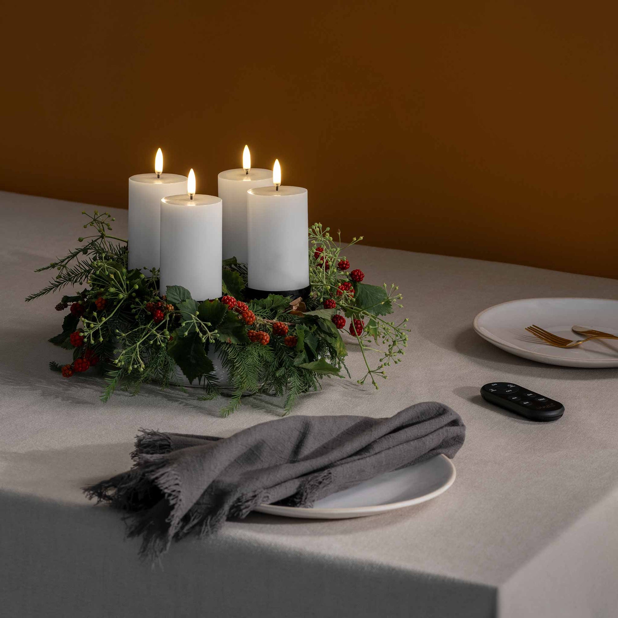 UYUNI Lighting（ウユニ・ライティング）は、デンマークのLEDで本物のキャンドル体験を再現するライティングブランドです。最大の魅力は、特許取得のユニークな「3Dフレーム（炎）」と、目で追ってしまうほど自然なフリッカー表現。灯りの芯が立ち上がるように見える立体的な炎は、見る角度によって表情が変わり、テーブル上のガラス器や壁面に繊細な陰影を落とします。見た目はクラシック、手触りはラグジュアリー、内部機構はイノベーティブ、伝統的なキャンドルの佇まいを、現代のテクノロジーで静かにアップデートしました。外装には本物のワックス（パラフィン加工の表面仕上げ）を用い、日中に置いてあるだけでも上質なオブジェのような存在感。夜は色温度のやさしい光で、北欧らしいhygge（ヒュッゲ）の空気を手軽にまとえます。インテリアの審美眼に応えるプロップとして完成度の高いLEDキャンドルです。