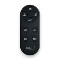 UYUNI Lighting（ウユニ・ライティング）は、デンマークのLEDで本物のキャンドル体験を再現するライティングブランドです。最大の魅力は、特許取得のユニークな「3Dフレーム（炎）」と、目で追ってしまうほど自然なフリッカー表現。灯りの芯が立ち上がるように見える立体的な炎は、見る角度によって表情が変わり、テーブル上のガラス器や壁面に繊細な陰影を落とします。見た目はクラシック、手触りはラグジュアリー、内部機構はイノベーティブ、伝統的なキャンドルの佇まいを、現代のテクノロジーで静かにアップデートしました。外装には本物のワックス（パラフィン加工の表面仕上げ）を用い、日中に置いてあるだけでも上質なオブジェのような存在感。夜は色温度のやさしい光で、北欧らしいhygge（ヒュッゲ）の空気を手軽にまとえます。インテリアの審美眼に応えるプロップとして完成度の高いLEDキャンドルです。