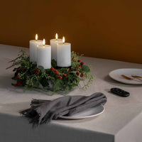 UYUNI Lighting（ウユニ・ライティング）は、デンマークのLEDで本物のキャンドル体験を再現するライティングブランドです。最大の魅力は、特許取得のユニークな「3Dフレーム（炎）」と、目で追ってしまうほど自然なフリッカー表現。灯りの芯が立ち上がるように見える立体的な炎は、見る角度によって表情が変わり、テーブル上のガラス器や壁面に繊細な陰影を落とします。見た目はクラシック、手触りはラグジュアリー、内部機構はイノベーティブ、伝統的なキャンドルの佇まいを、現代のテクノロジーで静かにアップデートしました。外装には本物のワックス（パラフィン加工の表面仕上げ）を用い、日中に置いてあるだけでも上質なオブジェのような存在感。夜は色温度のやさしい光で、北欧らしいhygge（ヒュッゲ）の空気を手軽にまとえます。インテリアの審美眼に応えるプロップとして完成度の高いLEDキャンドルです。