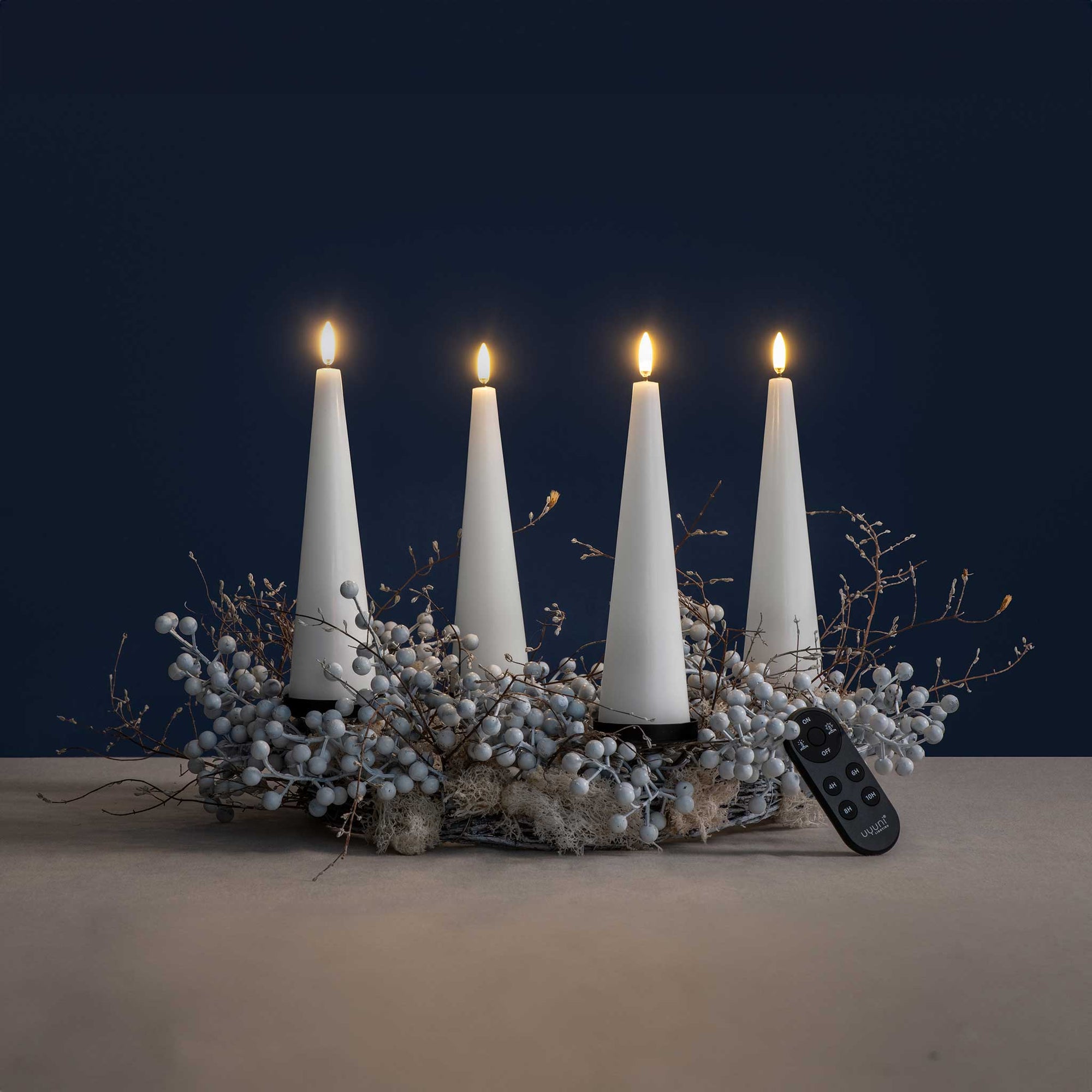 UYUNI Lighting（ウユニ・ライティング）は、デンマークのLEDで本物のキャンドル体験を再現するライティングブランドです。最大の魅力は、特許取得のユニークな「3Dフレーム（炎）」と、目で追ってしまうほど自然なフリッカー表現。灯りの芯が立ち上がるように見える立体的な炎は、見る角度によって表情が変わり、テーブル上のガラス器や壁面に繊細な陰影を落とします。見た目はクラシック、手触りはラグジュアリー、内部機構はイノベーティブ、伝統的なキャンドルの佇まいを、現代のテクノロジーで静かにアップデートしました。外装には本物のワックス（パラフィン加工の表面仕上げ）を用い、日中に置いてあるだけでも上質なオブジェのような存在感。夜は色温度のやさしい光で、北欧らしいhygge（ヒュッゲ）の空気を手軽にまとえます。インテリアの審美眼に応えるプロップとして完成度の高いLEDキャンドルです。