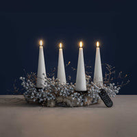 UYUNI Lighting（ウユニ・ライティング）は、デンマークのLEDで本物のキャンドル体験を再現するライティングブランドです。最大の魅力は、特許取得のユニークな「3Dフレーム（炎）」と、目で追ってしまうほど自然なフリッカー表現。灯りの芯が立ち上がるように見える立体的な炎は、見る角度によって表情が変わり、テーブル上のガラス器や壁面に繊細な陰影を落とします。見た目はクラシック、手触りはラグジュアリー、内部機構はイノベーティブ、伝統的なキャンドルの佇まいを、現代のテクノロジーで静かにアップデートしました。外装には本物のワックス（パラフィン加工の表面仕上げ）を用い、日中に置いてあるだけでも上質なオブジェのような存在感。夜は色温度のやさしい光で、北欧らしいhygge（ヒュッゲ）の空気を手軽にまとえます。インテリアの審美眼に応えるプロップとして完成度の高いLEDキャンドルです。