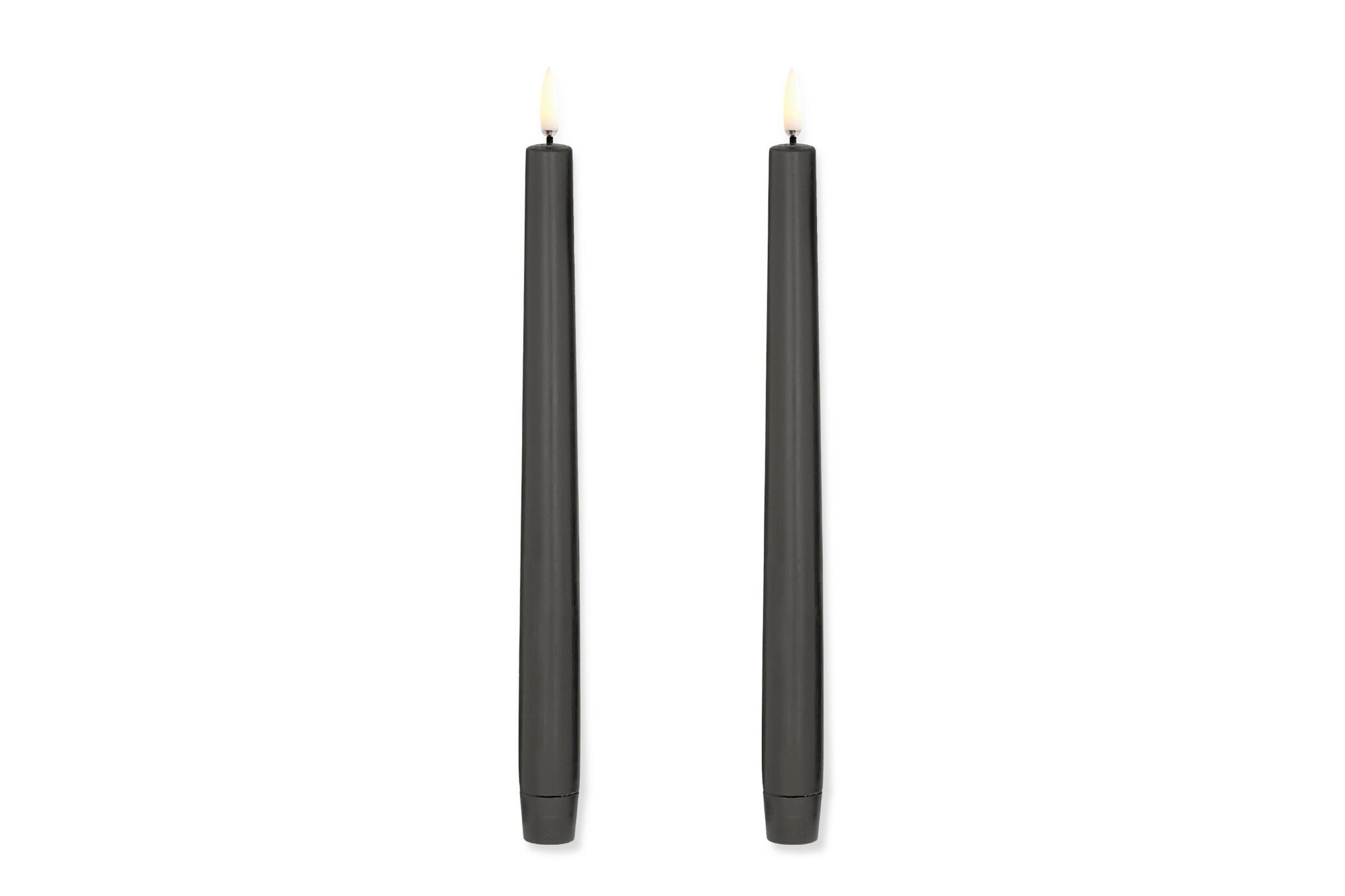 UYUNI Lighting（ウユニ・ライティング）は、デンマークのLEDで本物のキャンドル体験を再現するライティングブランドです。最大の魅力は、特許取得のユニークな「3Dフレーム（炎）」と、目で追ってしまうほど自然なフリッカー表現。灯りの芯が立ち上がるように見える立体的な炎は、見る角度によって表情が変わり、テーブル上のガラス器や壁面に繊細な陰影を落とします。見た目はクラシック、手触りはラグジュアリー、内部機構はイノベーティブ、伝統的なキャンドルの佇まいを、現代のテクノロジーで静かにアップデートしました。外装には本物のワックス（パラフィン加工の表面仕上げ）を用い、日中に置いてあるだけでも上質なオブジェのような存在感。夜は色温度のやさしい光で、北欧らしいhygge（ヒュッゲ）の空気を手軽にまとえます。インテリアの審美眼に応えるプロップとして完成度の高いLEDキャンドルです。