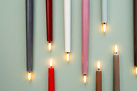 UYUNI Lighting（ウユニ・ライティング）は、デンマークのLEDで本物のキャンドル体験を再現するライティングブランドです。最大の魅力は、特許取得のユニークな「3Dフレーム（炎）」と、目で追ってしまうほど自然なフリッカー表現。灯りの芯が立ち上がるように見える立体的な炎は、見る角度によって表情が変わり、テーブル上のガラス器や壁面に繊細な陰影を落とします。見た目はクラシック、手触りはラグジュアリー、内部機構はイノベーティブ、伝統的なキャンドルの佇まいを、現代のテクノロジーで静かにアップデートしました。外装には本物のワックス（パラフィン加工の表面仕上げ）を用い、日中に置いてあるだけでも上質なオブジェのような存在感。夜は色温度のやさしい光で、北欧らしいhygge（ヒュッゲ）の空気を手軽にまとえます。インテリアの審美眼に応えるプロップとして完成度の高いLEDキャンドルです。