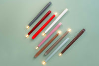 UYUNI Lighting（ウユニ・ライティング）は、デンマークのLEDで本物のキャンドル体験を再現するライティングブランドです。最大の魅力は、特許取得のユニークな「3Dフレーム（炎）」と、目で追ってしまうほど自然なフリッカー表現。灯りの芯が立ち上がるように見える立体的な炎は、見る角度によって表情が変わり、テーブル上のガラス器や壁面に繊細な陰影を落とします。見た目はクラシック、手触りはラグジュアリー、内部機構はイノベーティブ、伝統的なキャンドルの佇まいを、現代のテクノロジーで静かにアップデートしました。外装には本物のワックス（パラフィン加工の表面仕上げ）を用い、日中に置いてあるだけでも上質なオブジェのような存在感。夜は色温度のやさしい光で、北欧らしいhygge（ヒュッゲ）の空気を手軽にまとえます。インテリアの審美眼に応えるプロップとして完成度の高いLEDキャンドルです。