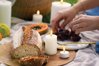 UYUNI Lighting（ウユニ・ライティング）は、デンマークのLEDで本物のキャンドル体験を再現するライティングブランドです。最大の魅力は、特許取得のユニークな「3Dフレーム（炎）」と、目で追ってしまうほど自然なフリッカー表現。灯りの芯が立ち上がるように見える立体的な炎は、見る角度によって表情が変わり、テーブル上のガラス器や壁面に繊細な陰影を落とします。見た目はクラシック、手触りはラグジュアリー、内部機構はイノベーティブ、伝統的なキャンドルの佇まいを、現代のテクノロジーで静かにアップデートしました。外装には本物のワックス（パラフィン加工の表面仕上げ）を用い、日中に置いてあるだけでも上質なオブジェのような存在感。夜は色温度のやさしい光で、北欧らしいhygge（ヒュッゲ）の空気を手軽にまとえます。インテリアの審美眼に応えるプロップとして完成度の高いLEDキャンドルです。