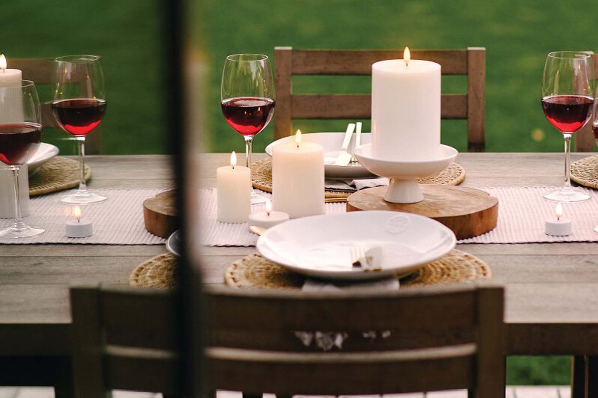 UYUNI Lighting（ウユニ・ライティング）は、デンマークのLEDで本物のキャンドル体験を再現するライティングブランドです。最大の魅力は、特許取得のユニークな「3Dフレーム（炎）」と、目で追ってしまうほど自然なフリッカー表現。灯りの芯が立ち上がるように見える立体的な炎は、見る角度によって表情が変わり、テーブル上のガラス器や壁面に繊細な陰影を落とします。見た目はクラシック、手触りはラグジュアリー、内部機構はイノベーティブ、伝統的なキャンドルの佇まいを、現代のテクノロジーで静かにアップデートしました。外装には本物のワックス（パラフィン加工の表面仕上げ）を用い、日中に置いてあるだけでも上質なオブジェのような存在感。夜は色温度のやさしい光で、北欧らしいhygge（ヒュッゲ）の空気を手軽にまとえます。インテリアの審美眼に応えるプロップとして完成度の高いLEDキャンドルです。