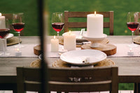 UYUNI Lighting（ウユニ・ライティング）は、デンマークのLEDで本物のキャンドル体験を再現するライティングブランドです。最大の魅力は、特許取得のユニークな「3Dフレーム（炎）」と、目で追ってしまうほど自然なフリッカー表現。灯りの芯が立ち上がるように見える立体的な炎は、見る角度によって表情が変わり、テーブル上のガラス器や壁面に繊細な陰影を落とします。見た目はクラシック、手触りはラグジュアリー、内部機構はイノベーティブ、伝統的なキャンドルの佇まいを、現代のテクノロジーで静かにアップデートしました。外装には本物のワックス（パラフィン加工の表面仕上げ）を用い、日中に置いてあるだけでも上質なオブジェのような存在感。夜は色温度のやさしい光で、北欧らしいhygge（ヒュッゲ）の空気を手軽にまとえます。インテリアの審美眼に応えるプロップとして完成度の高いLEDキャンドルです。