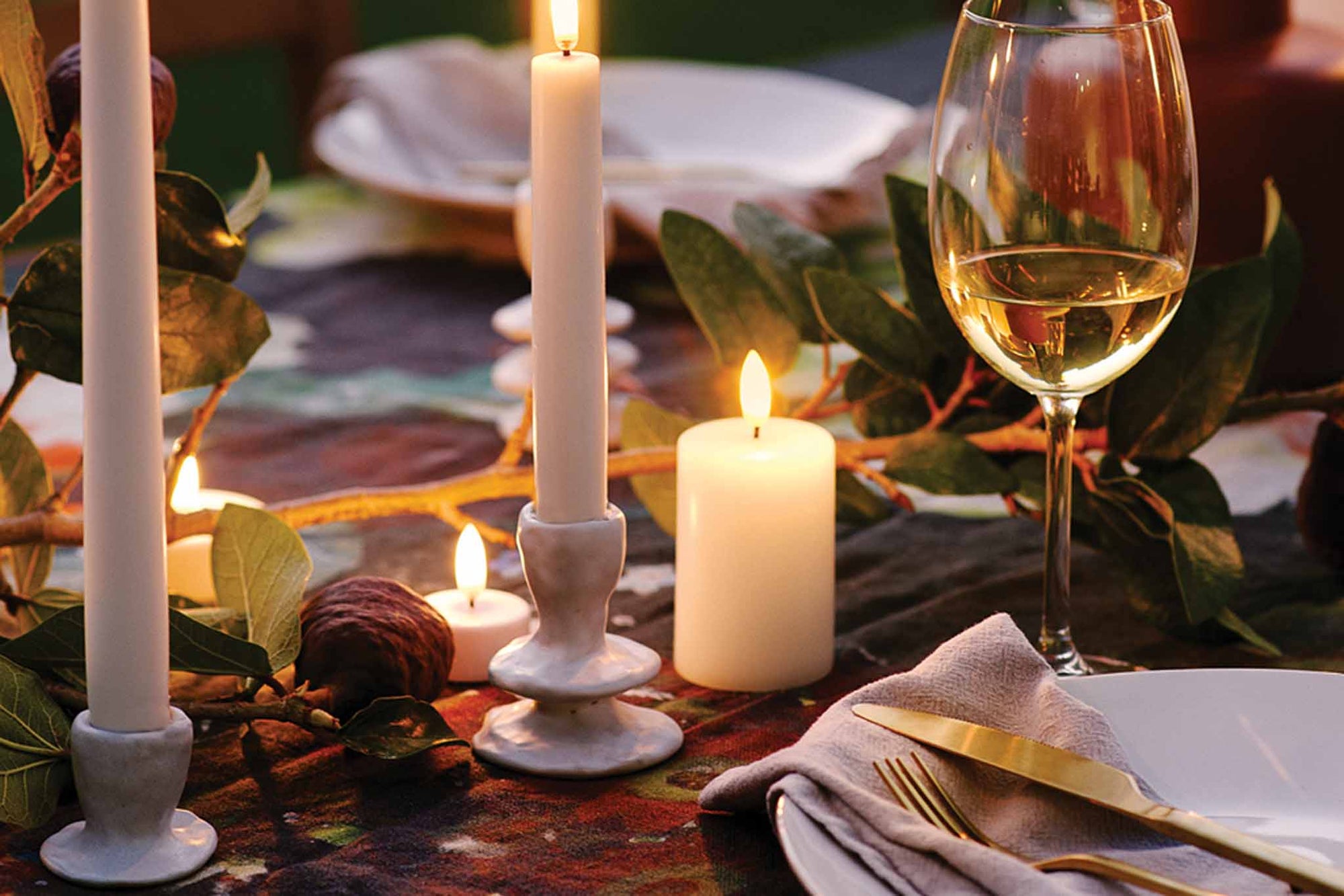 UYUNI Lighting（ウユニ・ライティング）は、デンマークのLEDで本物のキャンドル体験を再現するライティングブランドです。最大の魅力は、特許取得のユニークな「3Dフレーム（炎）」と、目で追ってしまうほど自然なフリッカー表現。灯りの芯が立ち上がるように見える立体的な炎は、見る角度によって表情が変わり、テーブル上のガラス器や壁面に繊細な陰影を落とします。見た目はクラシック、手触りはラグジュアリー、内部機構はイノベーティブ、伝統的なキャンドルの佇まいを、現代のテクノロジーで静かにアップデートしました。外装には本物のワックス（パラフィン加工の表面仕上げ）を用い、日中に置いてあるだけでも上質なオブジェのような存在感。夜は色温度のやさしい光で、北欧らしいhygge（ヒュッゲ）の空気を手軽にまとえます。インテリアの審美眼に応えるプロップとして完成度の高いLEDキャンドルです。