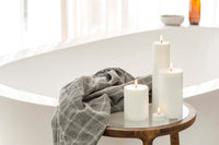 UYUNI Lighting（ウユニ・ライティング）は、デンマークのLEDで本物のキャンドル体験を再現するライティングブランドです。最大の魅力は、特許取得のユニークな「3Dフレーム（炎）」と、目で追ってしまうほど自然なフリッカー表現。灯りの芯が立ち上がるように見える立体的な炎は、見る角度によって表情が変わり、テーブル上のガラス器や壁面に繊細な陰影を落とします。見た目はクラシック、手触りはラグジュアリー、内部機構はイノベーティブ、伝統的なキャンドルの佇まいを、現代のテクノロジーで静かにアップデートしました。外装には本物のワックス（パラフィン加工の表面仕上げ）を用い、日中に置いてあるだけでも上質なオブジェのような存在感。夜は色温度のやさしい光で、北欧らしいhygge（ヒュッゲ）の空気を手軽にまとえます。インテリアの審美眼に応えるプロップとして完成度の高いLEDキャンドルです。