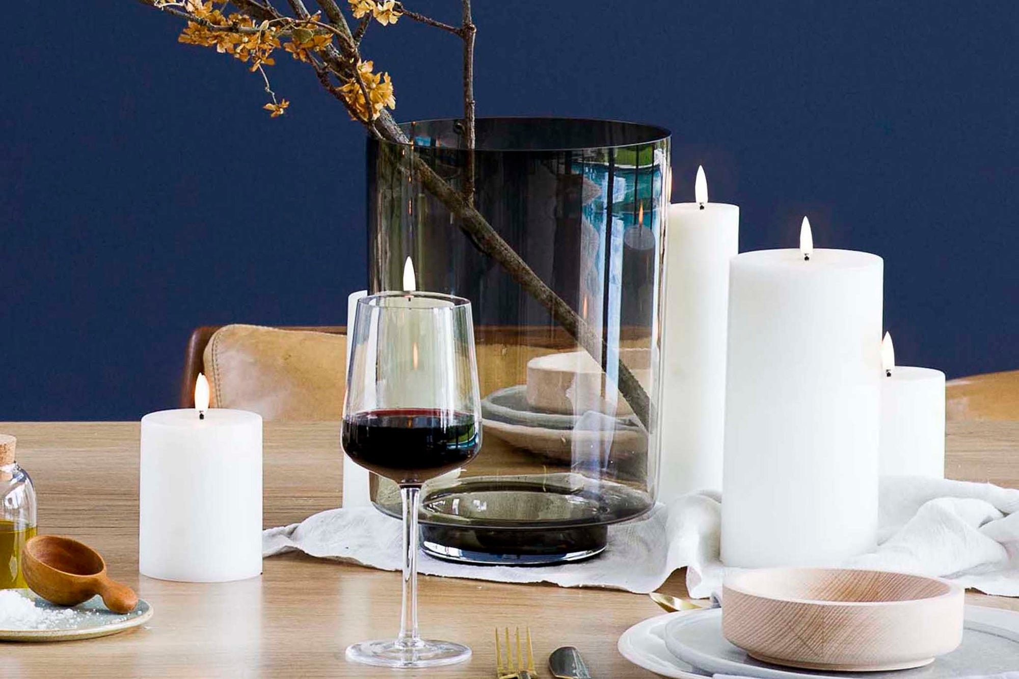 UYUNI Lighting（ウユニ・ライティング）は、デンマークのLEDで本物のキャンドル体験を再現するライティングブランドです。最大の魅力は、特許取得のユニークな「3Dフレーム（炎）」と、目で追ってしまうほど自然なフリッカー表現。灯りの芯が立ち上がるように見える立体的な炎は、見る角度によって表情が変わり、テーブル上のガラス器や壁面に繊細な陰影を落とします。見た目はクラシック、手触りはラグジュアリー、内部機構はイノベーティブ、伝統的なキャンドルの佇まいを、現代のテクノロジーで静かにアップデートしました。外装には本物のワックス（パラフィン加工の表面仕上げ）を用い、日中に置いてあるだけでも上質なオブジェのような存在感。夜は色温度のやさしい光で、北欧らしいhygge（ヒュッゲ）の空気を手軽にまとえます。インテリアの審美眼に応えるプロップとして完成度の高いLEDキャンドルです。