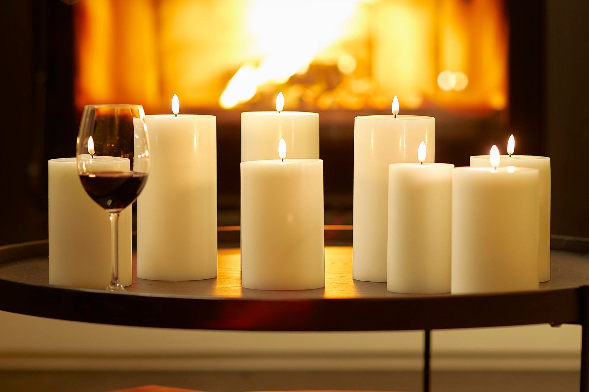 UYUNI Lighting（ウユニ・ライティング）は、デンマークのLEDで本物のキャンドル体験を再現するライティングブランドです。最大の魅力は、特許取得のユニークな「3Dフレーム（炎）」と、目で追ってしまうほど自然なフリッカー表現。灯りの芯が立ち上がるように見える立体的な炎は、見る角度によって表情が変わり、テーブル上のガラス器や壁面に繊細な陰影を落とします。見た目はクラシック、手触りはラグジュアリー、内部機構はイノベーティブ、伝統的なキャンドルの佇まいを、現代のテクノロジーで静かにアップデートしました。外装には本物のワックス（パラフィン加工の表面仕上げ）を用い、日中に置いてあるだけでも上質なオブジェのような存在感。夜は色温度のやさしい光で、北欧らしいhygge（ヒュッゲ）の空気を手軽にまとえます。インテリアの審美眼に応えるプロップとして完成度の高いLEDキャンドルです。