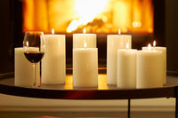 UYUNI Lighting（ウユニ・ライティング）は、デンマークのLEDで本物のキャンドル体験を再現するライティングブランドです。最大の魅力は、特許取得のユニークな「3Dフレーム（炎）」と、目で追ってしまうほど自然なフリッカー表現。灯りの芯が立ち上がるように見える立体的な炎は、見る角度によって表情が変わり、テーブル上のガラス器や壁面に繊細な陰影を落とします。見た目はクラシック、手触りはラグジュアリー、内部機構はイノベーティブ、伝統的なキャンドルの佇まいを、現代のテクノロジーで静かにアップデートしました。外装には本物のワックス（パラフィン加工の表面仕上げ）を用い、日中に置いてあるだけでも上質なオブジェのような存在感。夜は色温度のやさしい光で、北欧らしいhygge（ヒュッゲ）の空気を手軽にまとえます。インテリアの審美眼に応えるプロップとして完成度の高いLEDキャンドルです。