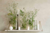 UYUNI Lighting（ウユニ・ライティング）は、デンマークのLEDで本物のキャンドル体験を再現するライティングブランドです。最大の魅力は、特許取得のユニークな「3Dフレーム（炎）」と、目で追ってしまうほど自然なフリッカー表現。灯りの芯が立ち上がるように見える立体的な炎は、見る角度によって表情が変わり、テーブル上のガラス器や壁面に繊細な陰影を落とします。見た目はクラシック、手触りはラグジュアリー、内部機構はイノベーティブ、伝統的なキャンドルの佇まいを、現代のテクノロジーで静かにアップデートしました。外装には本物のワックス（パラフィン加工の表面仕上げ）を用い、日中に置いてあるだけでも上質なオブジェのような存在感。夜は色温度のやさしい光で、北欧らしいhygge（ヒュッゲ）の空気を手軽にまとえます。インテリアの審美眼に応えるプロップとして完成度の高いLEDキャンドルです。