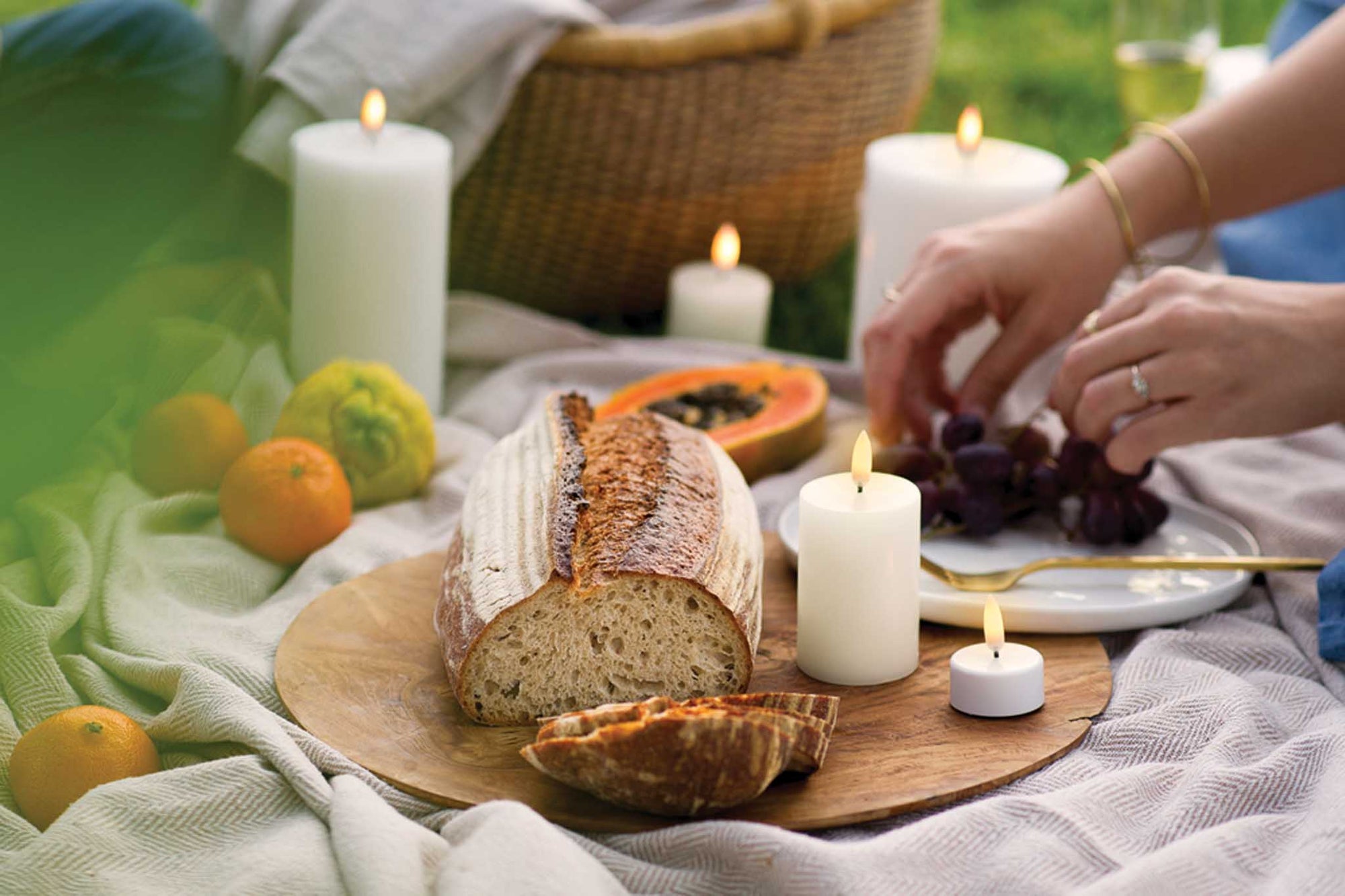 UYUNI Lighting（ウユニ・ライティング）は、デンマークのLEDで本物のキャンドル体験を再現するライティングブランドです。最大の魅力は、特許取得のユニークな「3Dフレーム（炎）」と、目で追ってしまうほど自然なフリッカー表現。灯りの芯が立ち上がるように見える立体的な炎は、見る角度によって表情が変わり、テーブル上のガラス器や壁面に繊細な陰影を落とします。見た目はクラシック、手触りはラグジュアリー、内部機構はイノベーティブ、伝統的なキャンドルの佇まいを、現代のテクノロジーで静かにアップデートしました。外装には本物のワックス（パラフィン加工の表面仕上げ）を用い、日中に置いてあるだけでも上質なオブジェのような存在感。夜は色温度のやさしい光で、北欧らしいhygge（ヒュッゲ）の空気を手軽にまとえます。インテリアの審美眼に応えるプロップとして完成度の高いLEDキャンドルです。