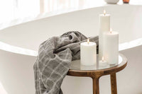 UYUNI Lighting（ウユニ・ライティング）は、デンマークのLEDで本物のキャンドル体験を再現するライティングブランドです。最大の魅力は、特許取得のユニークな「3Dフレーム（炎）」と、目で追ってしまうほど自然なフリッカー表現。灯りの芯が立ち上がるように見える立体的な炎は、見る角度によって表情が変わり、テーブル上のガラス器や壁面に繊細な陰影を落とします。見た目はクラシック、手触りはラグジュアリー、内部機構はイノベーティブ、伝統的なキャンドルの佇まいを、現代のテクノロジーで静かにアップデートしました。外装には本物のワックス（パラフィン加工の表面仕上げ）を用い、日中に置いてあるだけでも上質なオブジェのような存在感。夜は色温度のやさしい光で、北欧らしいhygge（ヒュッゲ）の空気を手軽にまとえます。インテリアの審美眼に応えるプロップとして完成度の高いLEDキャンドルです。