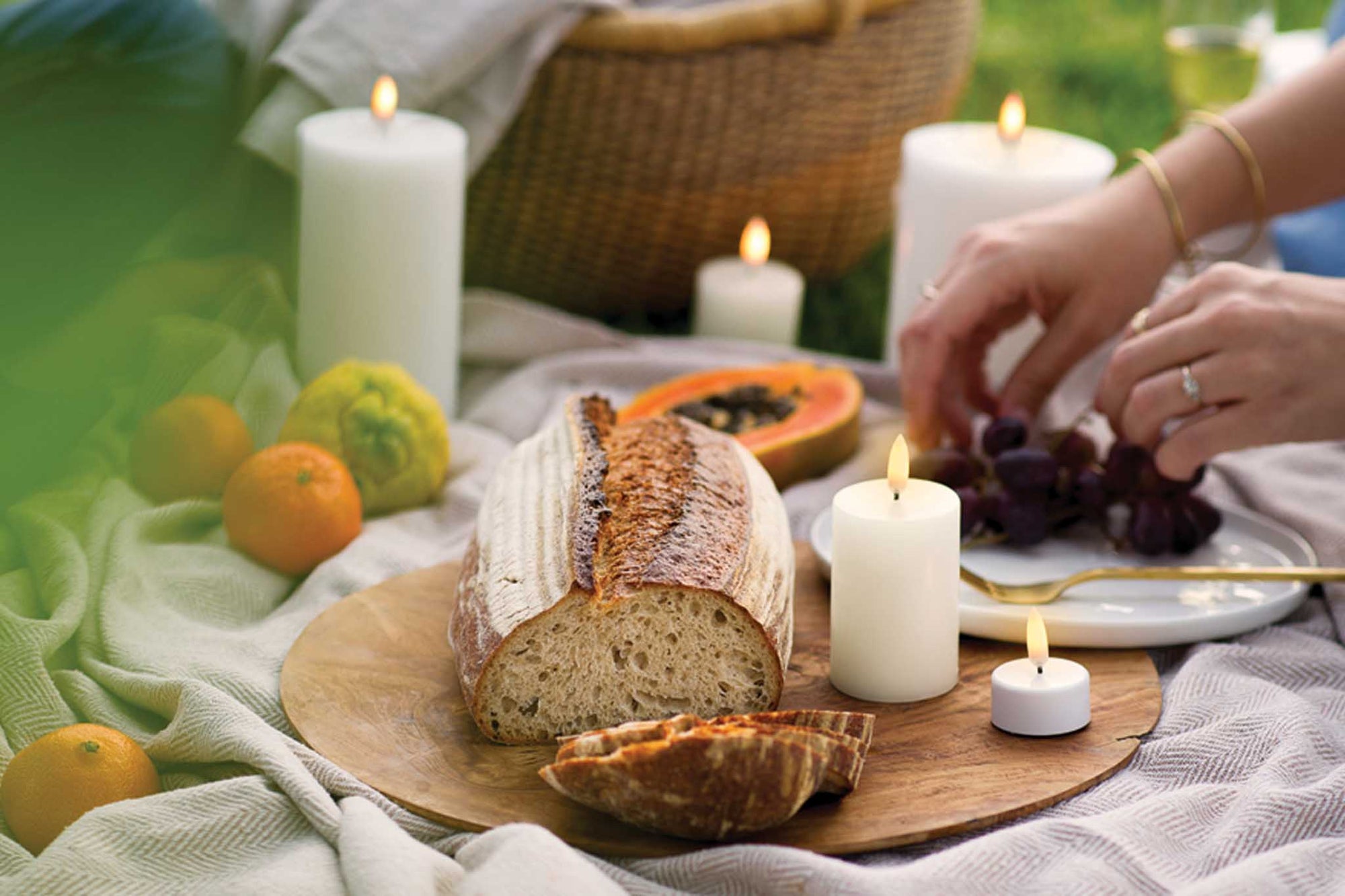 UYUNI Lighting（ウユニ・ライティング）は、デンマークのLEDで本物のキャンドル体験を再現するライティングブランドです。最大の魅力は、特許取得のユニークな「3Dフレーム（炎）」と、目で追ってしまうほど自然なフリッカー表現。灯りの芯が立ち上がるように見える立体的な炎は、見る角度によって表情が変わり、テーブル上のガラス器や壁面に繊細な陰影を落とします。見た目はクラシック、手触りはラグジュアリー、内部機構はイノベーティブ、伝統的なキャンドルの佇まいを、現代のテクノロジーで静かにアップデートしました。外装には本物のワックス（パラフィン加工の表面仕上げ）を用い、日中に置いてあるだけでも上質なオブジェのような存在感。夜は色温度のやさしい光で、北欧らしいhygge（ヒュッゲ）の空気を手軽にまとえます。インテリアの審美眼に応えるプロップとして完成度の高いLEDキャンドルです。