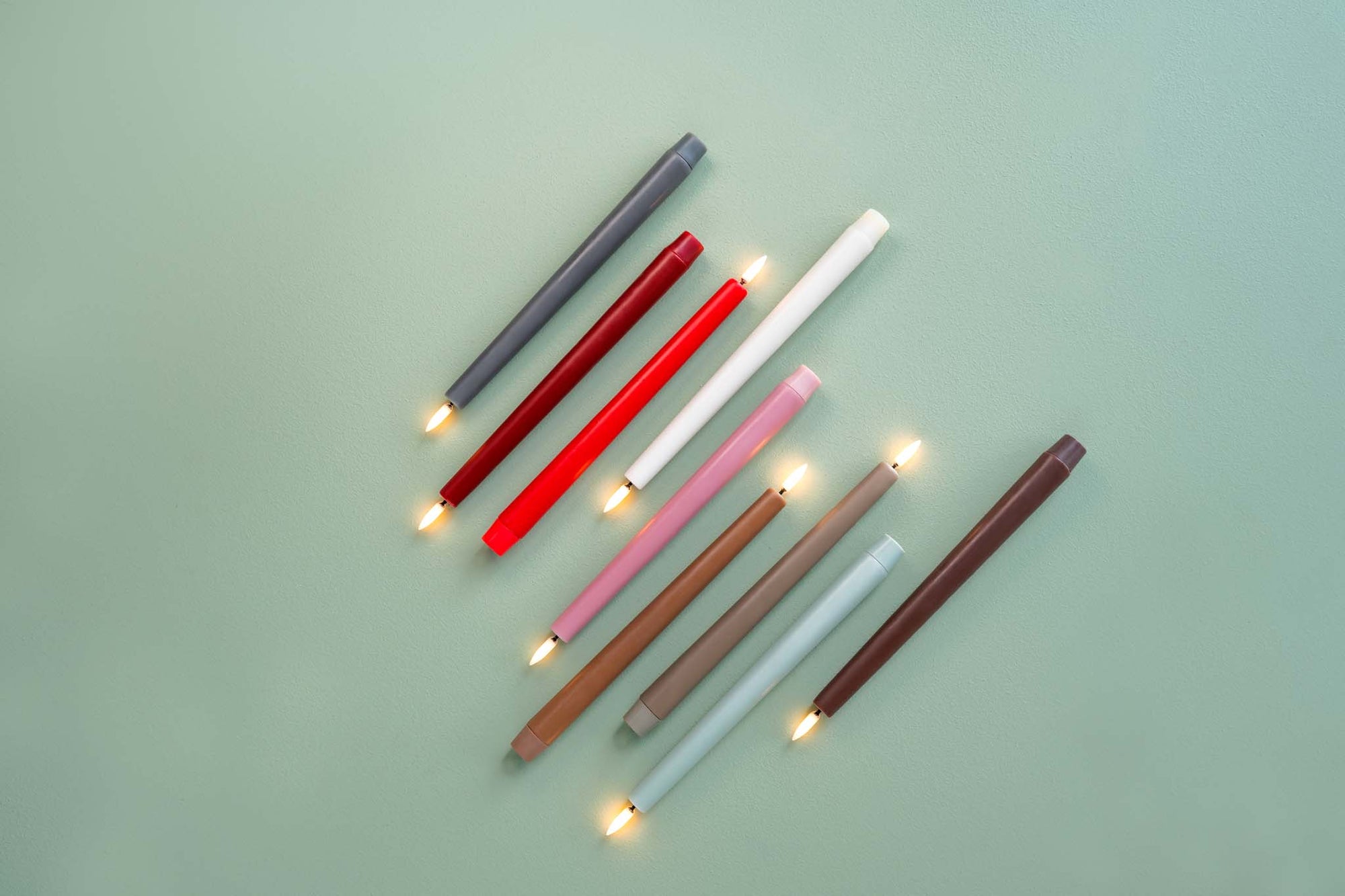 UYUNI Lighting（ウユニ・ライティング）は、デンマークのLEDで本物のキャンドル体験を再現するライティングブランドです。最大の魅力は、特許取得のユニークな「3Dフレーム（炎）」と、目で追ってしまうほど自然なフリッカー表現。灯りの芯が立ち上がるように見える立体的な炎は、見る角度によって表情が変わり、テーブル上のガラス器や壁面に繊細な陰影を落とします。見た目はクラシック、手触りはラグジュアリー、内部機構はイノベーティブ、伝統的なキャンドルの佇まいを、現代のテクノロジーで静かにアップデートしました。外装には本物のワックス（パラフィン加工の表面仕上げ）を用い、日中に置いてあるだけでも上質なオブジェのような存在感。夜は色温度のやさしい光で、北欧らしいhygge（ヒュッゲ）の空気を手軽にまとえます。インテリアの審美眼に応えるプロップとして完成度の高いLEDキャンドルです。