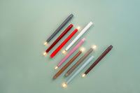 UYUNI Lighting（ウユニ・ライティング）は、デンマークのLEDで本物のキャンドル体験を再現するライティングブランドです。最大の魅力は、特許取得のユニークな「3Dフレーム（炎）」と、目で追ってしまうほど自然なフリッカー表現。灯りの芯が立ち上がるように見える立体的な炎は、見る角度によって表情が変わり、テーブル上のガラス器や壁面に繊細な陰影を落とします。見た目はクラシック、手触りはラグジュアリー、内部機構はイノベーティブ、伝統的なキャンドルの佇まいを、現代のテクノロジーで静かにアップデートしました。外装には本物のワックス（パラフィン加工の表面仕上げ）を用い、日中に置いてあるだけでも上質なオブジェのような存在感。夜は色温度のやさしい光で、北欧らしいhygge（ヒュッゲ）の空気を手軽にまとえます。インテリアの審美眼に応えるプロップとして完成度の高いLEDキャンドルです。
