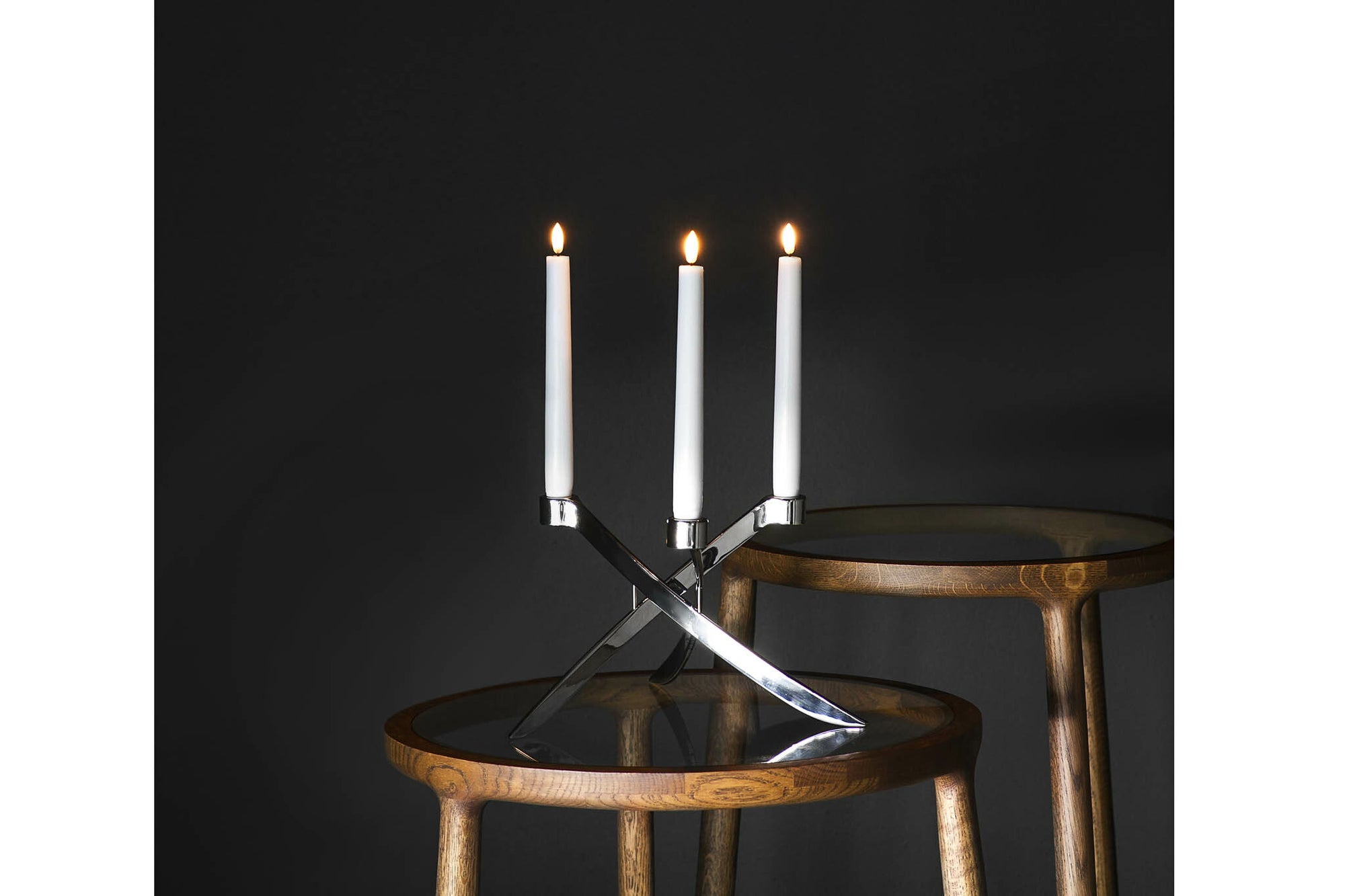 UYUNI Lighting（ウユニ・ライティング）は、デンマークのLEDで本物のキャンドル体験を再現するライティングブランドです。最大の魅力は、特許取得のユニークな「3Dフレーム（炎）」と、目で追ってしまうほど自然なフリッカー表現。灯りの芯が立ち上がるように見える立体的な炎は、見る角度によって表情が変わり、テーブル上のガラス器や壁面に繊細な陰影を落とします。見た目はクラシック、手触りはラグジュアリー、内部機構はイノベーティブ、伝統的なキャンドルの佇まいを、現代のテクノロジーで静かにアップデートしました。外装には本物のワックス（パラフィン加工の表面仕上げ）を用い、日中に置いてあるだけでも上質なオブジェのような存在感。夜は色温度のやさしい光で、北欧らしいhygge（ヒュッゲ）の空気を手軽にまとえます。インテリアの審美眼に応えるプロップとして完成度の高いLEDキャンドルです。