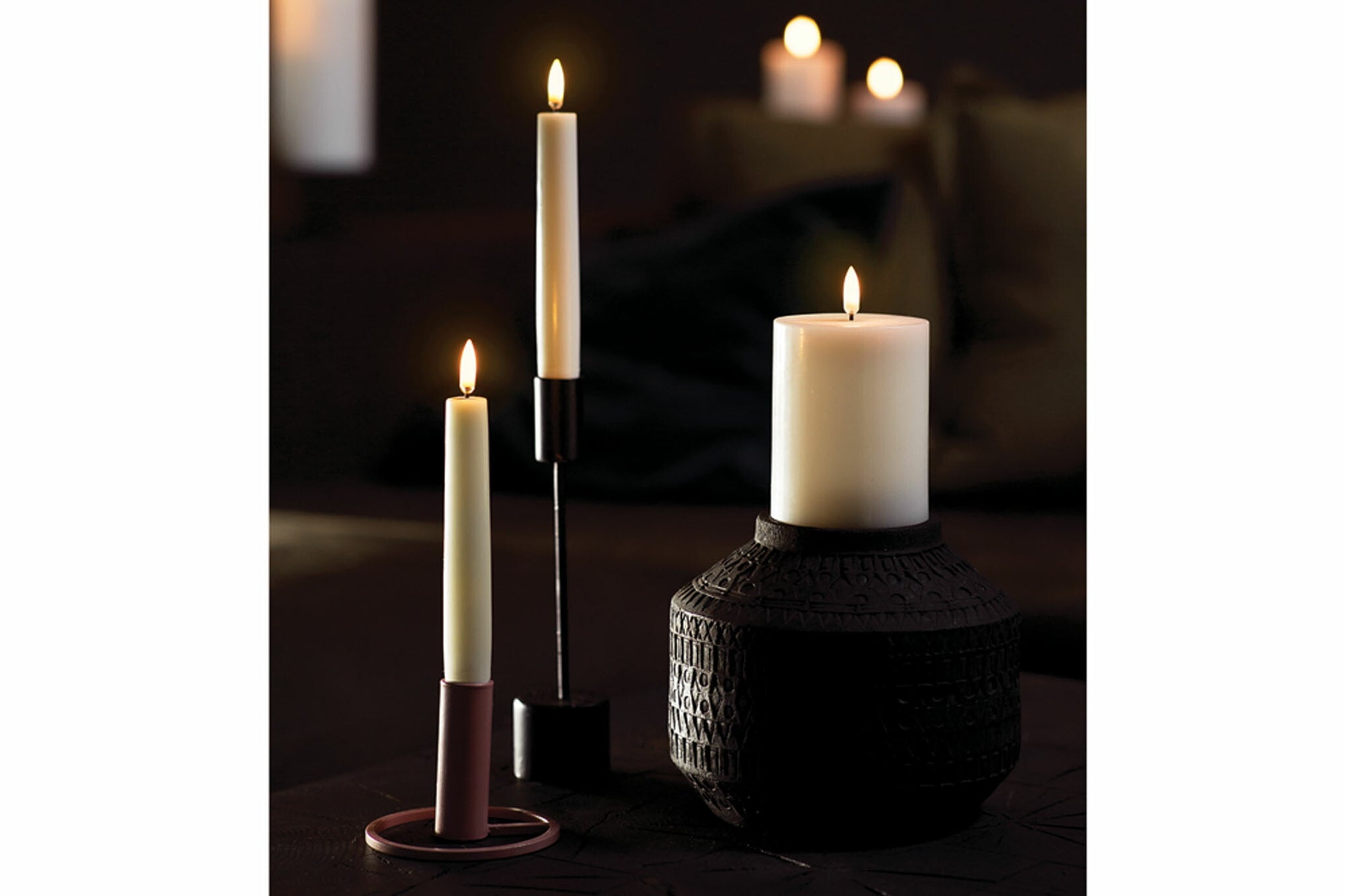 UYUNI Lighting（ウユニ・ライティング）は、デンマークのLEDで本物のキャンドル体験を再現するライティングブランドです。最大の魅力は、特許取得のユニークな「3Dフレーム（炎）」と、目で追ってしまうほど自然なフリッカー表現。灯りの芯が立ち上がるように見える立体的な炎は、見る角度によって表情が変わり、テーブル上のガラス器や壁面に繊細な陰影を落とします。見た目はクラシック、手触りはラグジュアリー、内部機構はイノベーティブ、伝統的なキャンドルの佇まいを、現代のテクノロジーで静かにアップデートしました。外装には本物のワックス（パラフィン加工の表面仕上げ）を用い、日中に置いてあるだけでも上質なオブジェのような存在感。夜は色温度のやさしい光で、北欧らしいhygge（ヒュッゲ）の空気を手軽にまとえます。インテリアの審美眼に応えるプロップとして完成度の高いLEDキャンドルです。