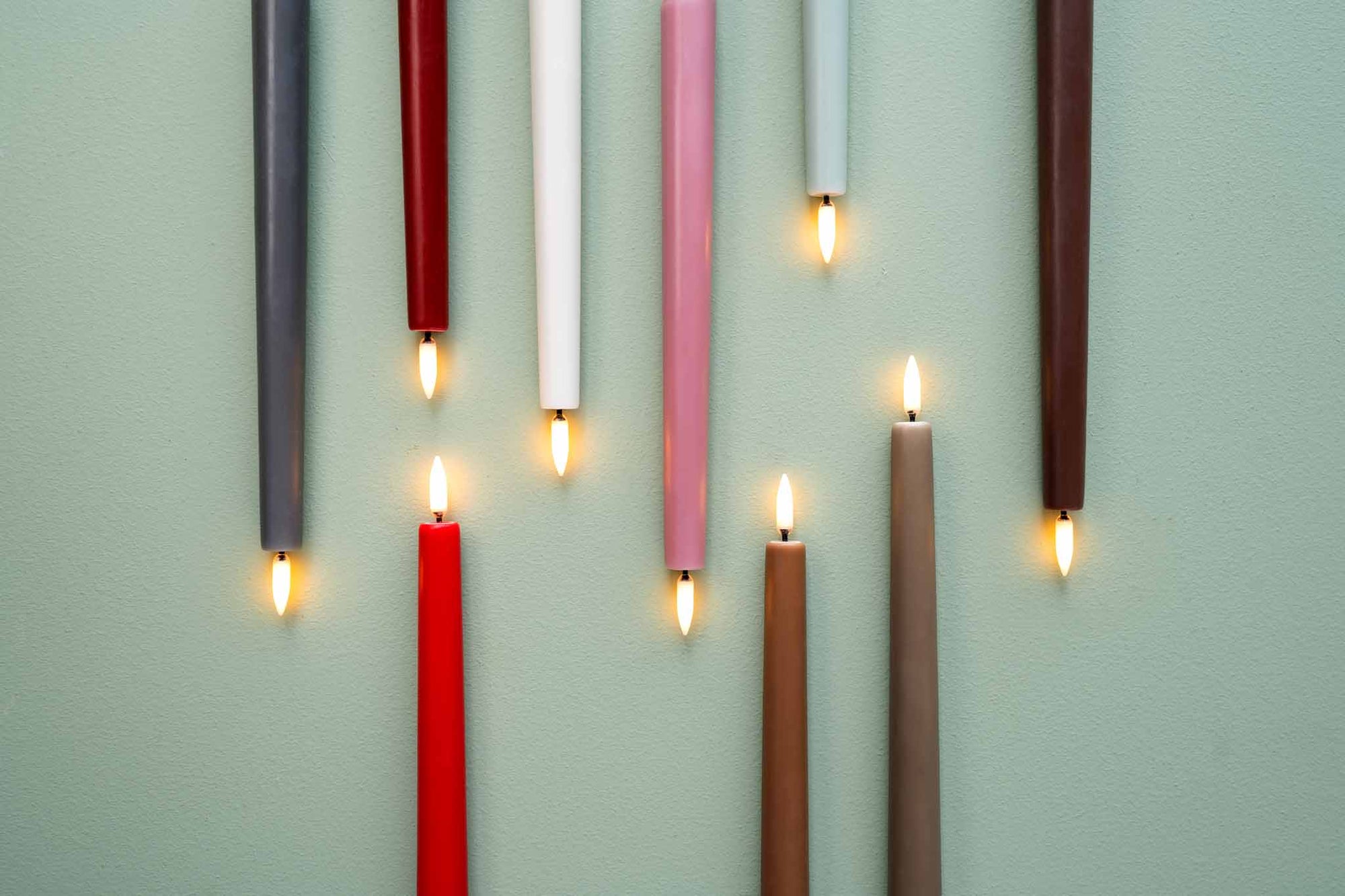 UYUNI Lighting（ウユニ・ライティング）は、デンマークのLEDで本物のキャンドル体験を再現するライティングブランドです。最大の魅力は、特許取得のユニークな「3Dフレーム（炎）」と、目で追ってしまうほど自然なフリッカー表現。灯りの芯が立ち上がるように見える立体的な炎は、見る角度によって表情が変わり、テーブル上のガラス器や壁面に繊細な陰影を落とします。見た目はクラシック、手触りはラグジュアリー、内部機構はイノベーティブ、伝統的なキャンドルの佇まいを、現代のテクノロジーで静かにアップデートしました。外装には本物のワックス（パラフィン加工の表面仕上げ）を用い、日中に置いてあるだけでも上質なオブジェのような存在感。夜は色温度のやさしい光で、北欧らしいhygge（ヒュッゲ）の空気を手軽にまとえます。インテリアの審美眼に応えるプロップとして完成度の高いLEDキャンドルです。