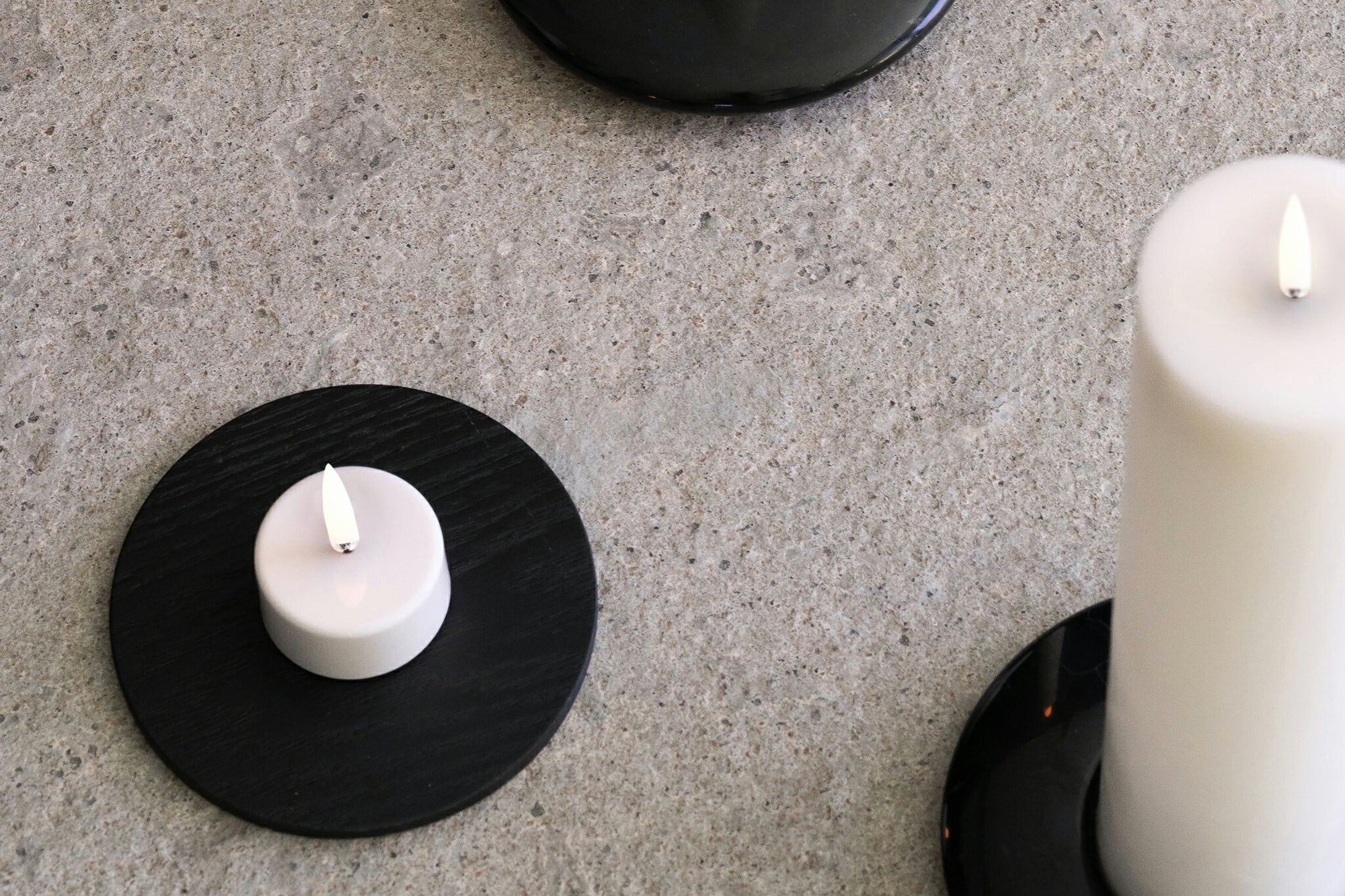 UYUNI Lighting（ウユニ・ライティング）は、デンマークのLEDで本物のキャンドル体験を再現するライティングブランドです。最大の魅力は、特許取得のユニークな「3Dフレーム（炎）」と、目で追ってしまうほど自然なフリッカー表現。灯りの芯が立ち上がるように見える立体的な炎は、見る角度によって表情が変わり、テーブル上のガラス器や壁面に繊細な陰影を落とします。見た目はクラシック、手触りはラグジュアリー、内部機構はイノベーティブ、伝統的なキャンドルの佇まいを、現代のテクノロジーで静かにアップデートしました。外装には本物のワックス（パラフィン加工の表面仕上げ）を用い、日中に置いてあるだけでも上質なオブジェのような存在感。夜は色温度のやさしい光で、北欧らしいhygge（ヒュッゲ）の空気を手軽にまとえます。インテリアの審美眼に応えるプロップとして完成度の高いLEDキャンドルです。