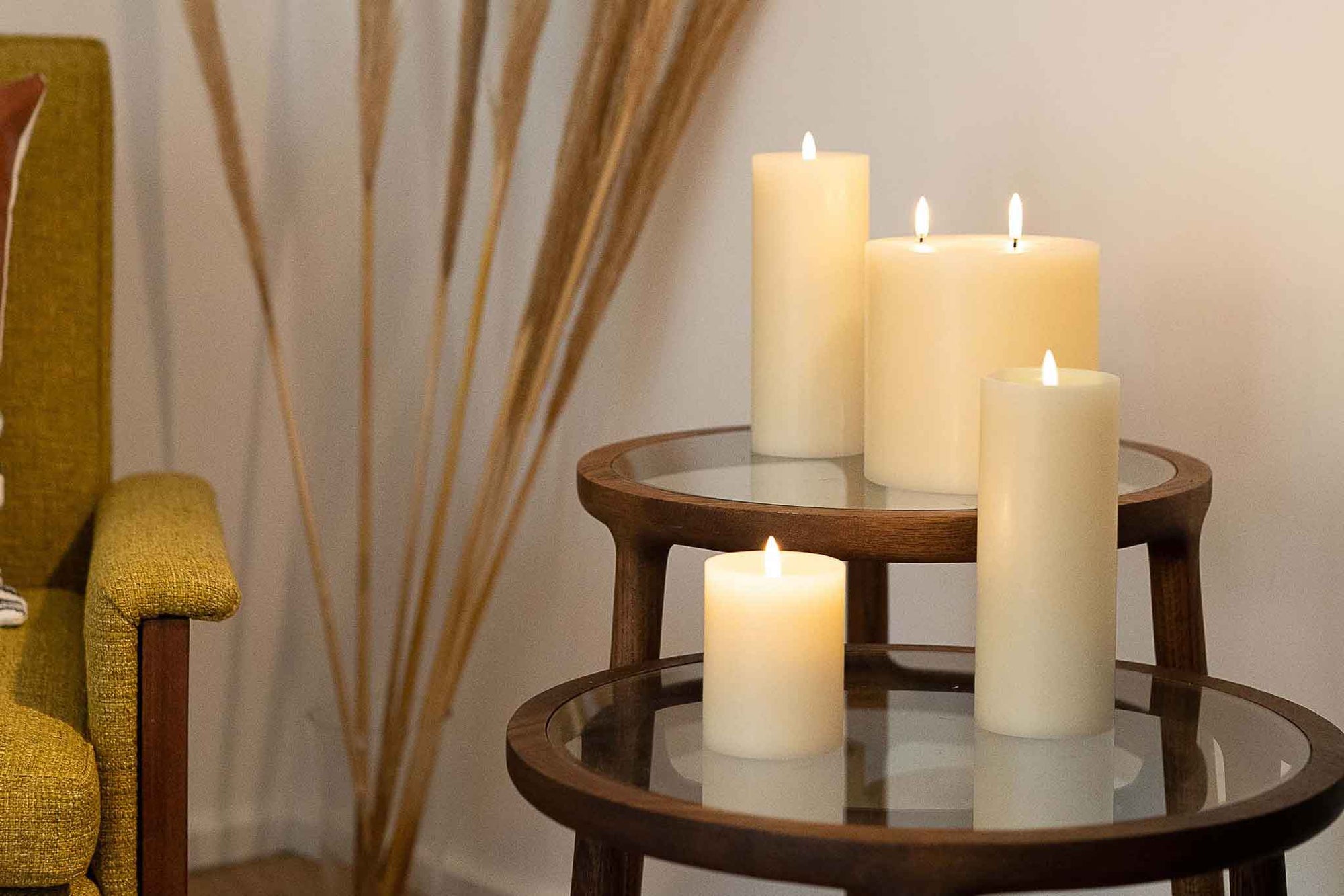 UYUNI Lighting（ウユニ・ライティング）は、デンマークのLEDで本物のキャンドル体験を再現するライティングブランドです。最大の魅力は、特許取得のユニークな「3Dフレーム（炎）」と、目で追ってしまうほど自然なフリッカー表現。灯りの芯が立ち上がるように見える立体的な炎は、見る角度によって表情が変わり、テーブル上のガラス器や壁面に繊細な陰影を落とします。見た目はクラシック、手触りはラグジュアリー、内部機構はイノベーティブ、伝統的なキャンドルの佇まいを、現代のテクノロジーで静かにアップデートしました。外装には本物のワックス（パラフィン加工の表面仕上げ）を用い、日中に置いてあるだけでも上質なオブジェのような存在感。夜は色温度のやさしい光で、北欧らしいhygge（ヒュッゲ）の空気を手軽にまとえます。インテリアの審美眼に応えるプロップとして完成度の高いLEDキャンドルです。