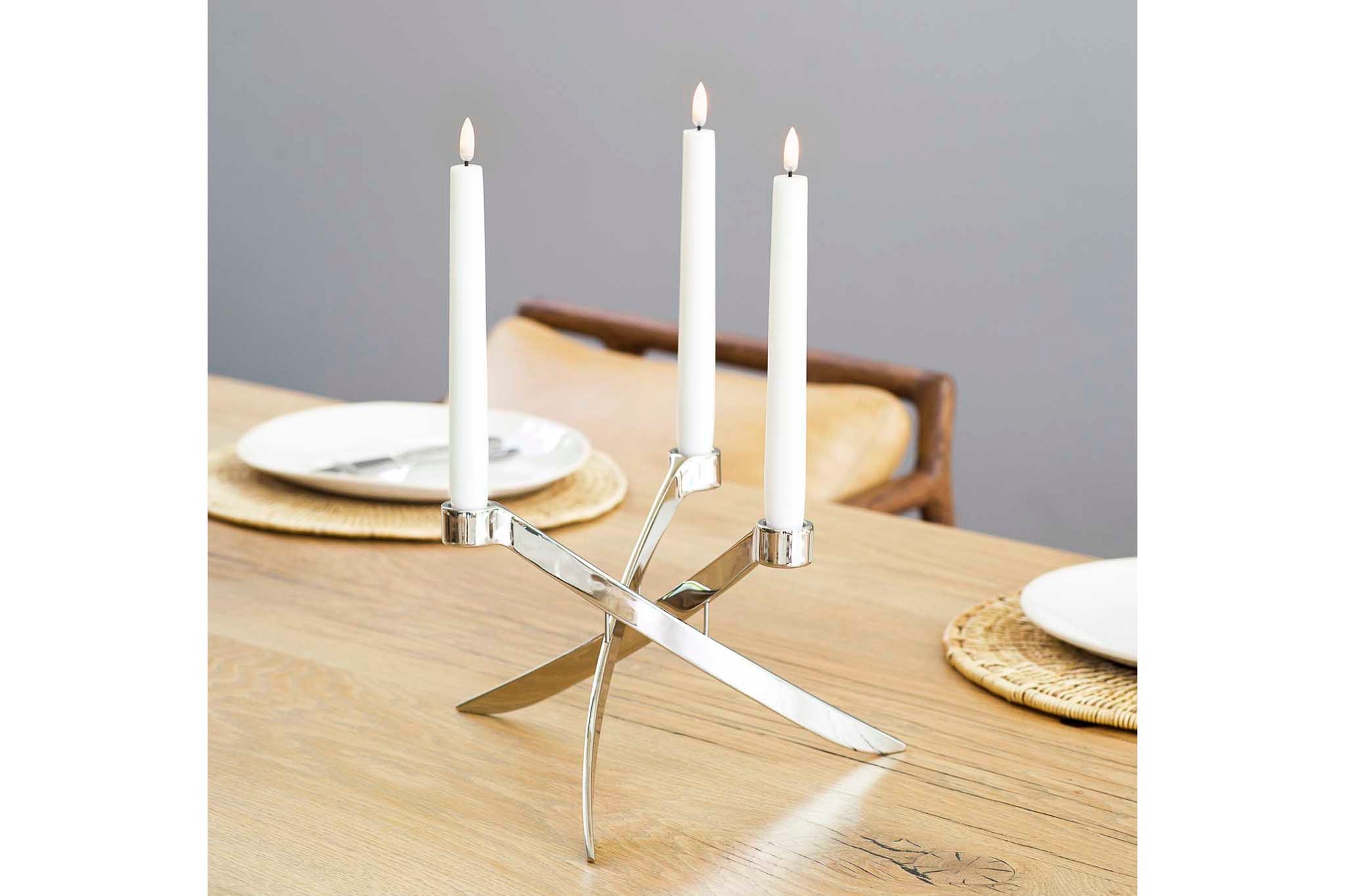 UYUNI Lighting（ウユニ・ライティング）は、デンマークのLEDで本物のキャンドル体験を再現するライティングブランドです。最大の魅力は、特許取得のユニークな「3Dフレーム（炎）」と、目で追ってしまうほど自然なフリッカー表現。灯りの芯が立ち上がるように見える立体的な炎は、見る角度によって表情が変わり、テーブル上のガラス器や壁面に繊細な陰影を落とします。見た目はクラシック、手触りはラグジュアリー、内部機構はイノベーティブ、伝統的なキャンドルの佇まいを、現代のテクノロジーで静かにアップデートしました。外装には本物のワックス（パラフィン加工の表面仕上げ）を用い、日中に置いてあるだけでも上質なオブジェのような存在感。夜は色温度のやさしい光で、北欧らしいhygge（ヒュッゲ）の空気を手軽にまとえます。インテリアの審美眼に応えるプロップとして完成度の高いLEDキャンドルです。