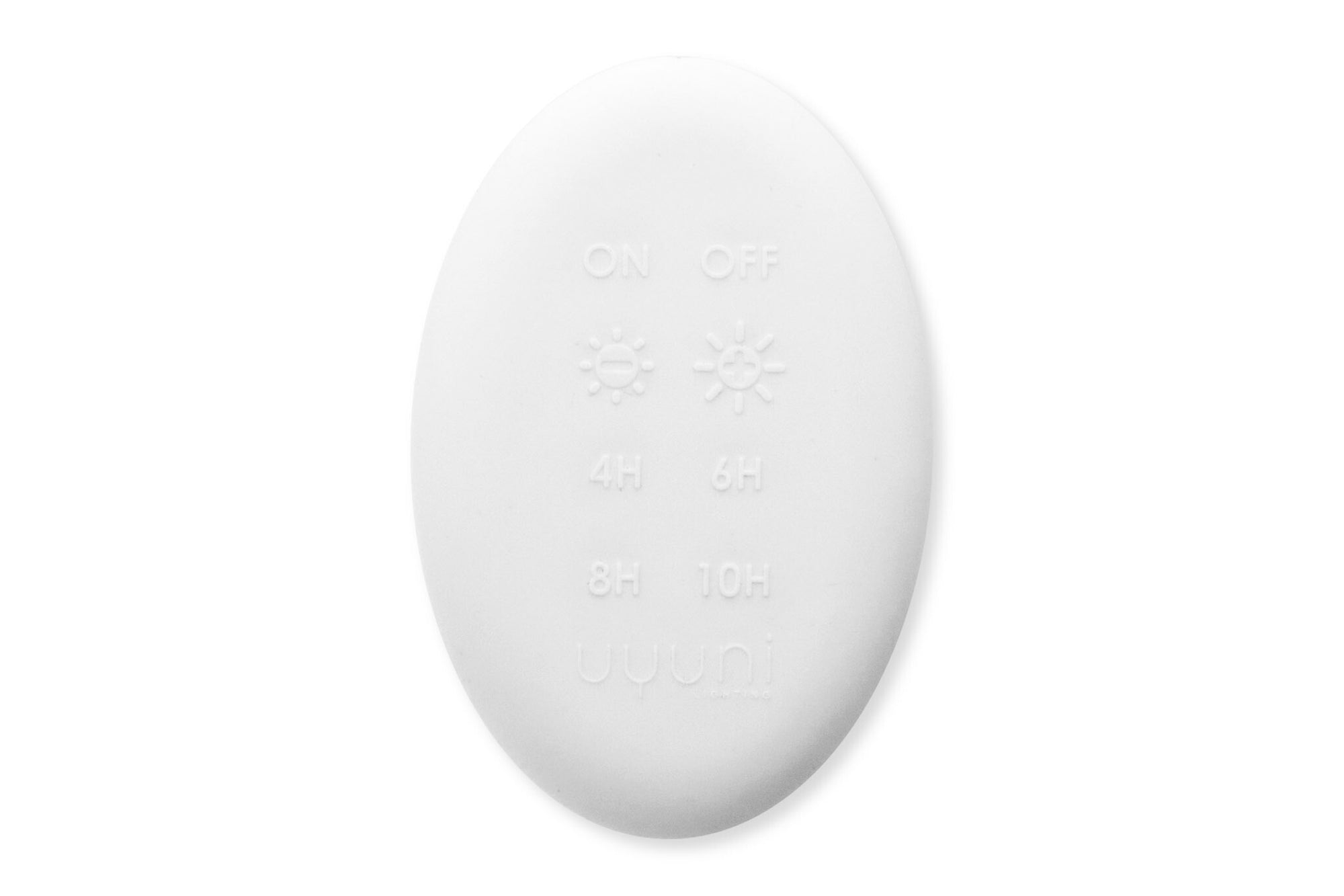 UYUNI Lighting（ウユニ・ライティング）は、デンマークのLEDで本物のキャンドル体験を再現するライティングブランドです。最大の魅力は、特許取得のユニークな「3Dフレーム（炎）」と、目で追ってしまうほど自然なフリッカー表現。灯りの芯が立ち上がるように見える立体的な炎は、見る角度によって表情が変わり、テーブル上のガラス器や壁面に繊細な陰影を落とします。見た目はクラシック、手触りはラグジュアリー、内部機構はイノベーティブ、伝統的なキャンドルの佇まいを、現代のテクノロジーで静かにアップデートしました。外装には本物のワックス（パラフィン加工の表面仕上げ）を用い、日中に置いてあるだけでも上質なオブジェのような存在感。夜は色温度のやさしい光で、北欧らしいhygge（ヒュッゲ）の空気を手軽にまとえます。インテリアの審美眼に応えるプロップとして完成度の高いLEDキャンドルです。