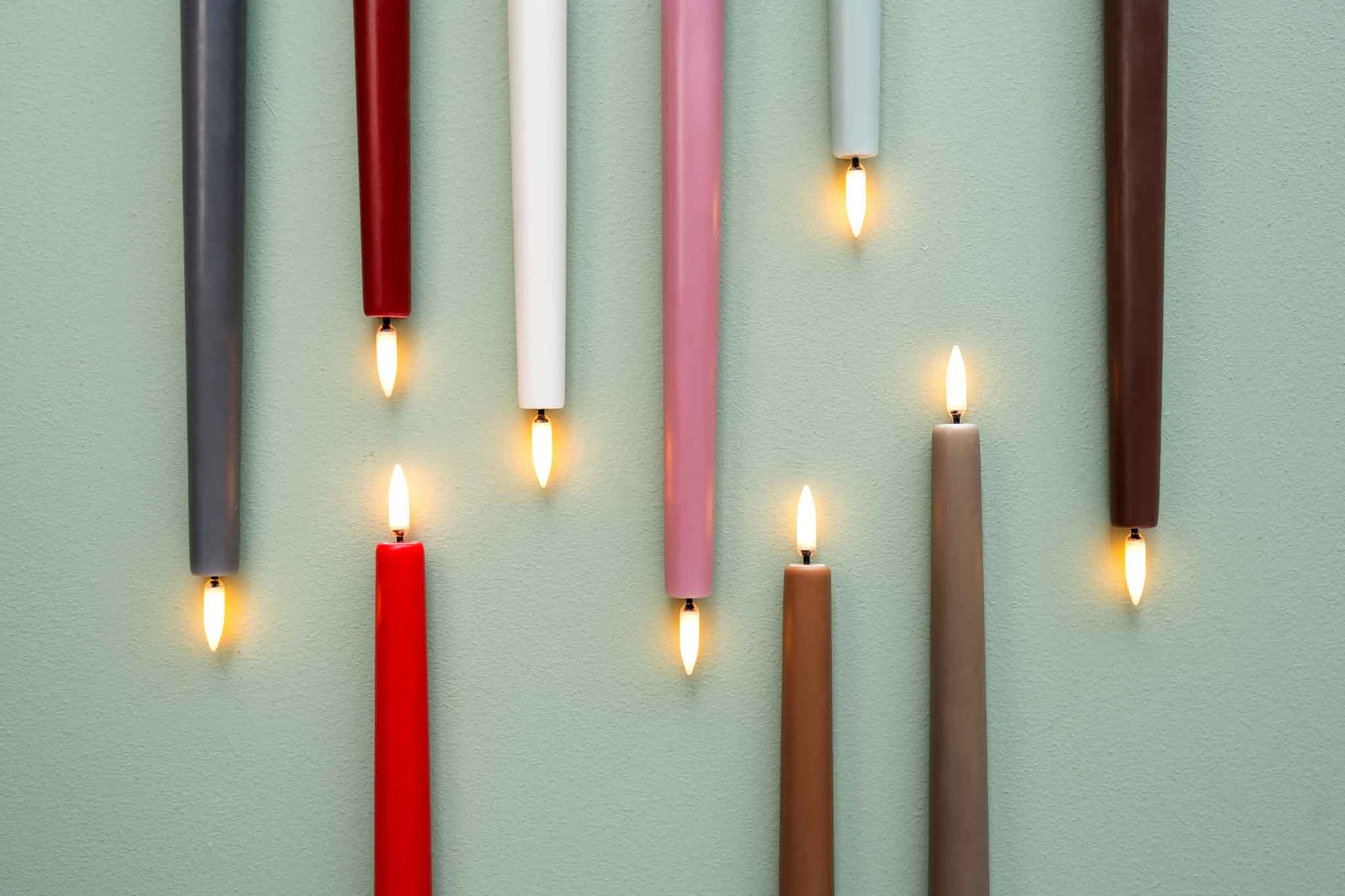 UYUNI Lighting（ウユニ・ライティング）は、デンマークのLEDで本物のキャンドル体験を再現するライティングブランドです。最大の魅力は、特許取得のユニークな「3Dフレーム（炎）」と、目で追ってしまうほど自然なフリッカー表現。灯りの芯が立ち上がるように見える立体的な炎は、見る角度によって表情が変わり、テーブル上のガラス器や壁面に繊細な陰影を落とします。見た目はクラシック、手触りはラグジュアリー、内部機構はイノベーティブ、伝統的なキャンドルの佇まいを、現代のテクノロジーで静かにアップデートしました。外装には本物のワックス（パラフィン加工の表面仕上げ）を用い、日中に置いてあるだけでも上質なオブジェのような存在感。夜は色温度のやさしい光で、北欧らしいhygge（ヒュッゲ）の空気を手軽にまとえます。インテリアの審美眼に応えるプロップとして完成度の高いLEDキャンドルです。