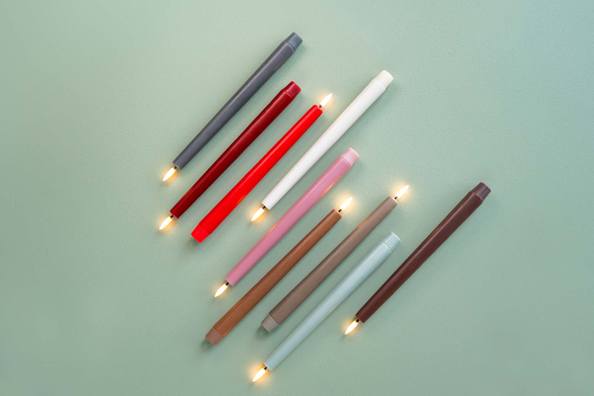 UYUNI Lighting（ウユニ・ライティング）は、デンマークのLEDで本物のキャンドル体験を再現するライティングブランドです。最大の魅力は、特許取得のユニークな「3Dフレーム（炎）」と、目で追ってしまうほど自然なフリッカー表現。灯りの芯が立ち上がるように見える立体的な炎は、見る角度によって表情が変わり、テーブル上のガラス器や壁面に繊細な陰影を落とします。見た目はクラシック、手触りはラグジュアリー、内部機構はイノベーティブ、伝統的なキャンドルの佇まいを、現代のテクノロジーで静かにアップデートしました。外装には本物のワックス（パラフィン加工の表面仕上げ）を用い、日中に置いてあるだけでも上質なオブジェのような存在感。夜は色温度のやさしい光で、北欧らしいhygge（ヒュッゲ）の空気を手軽にまとえます。インテリアの審美眼に応えるプロップとして完成度の高いLEDキャンドルです。