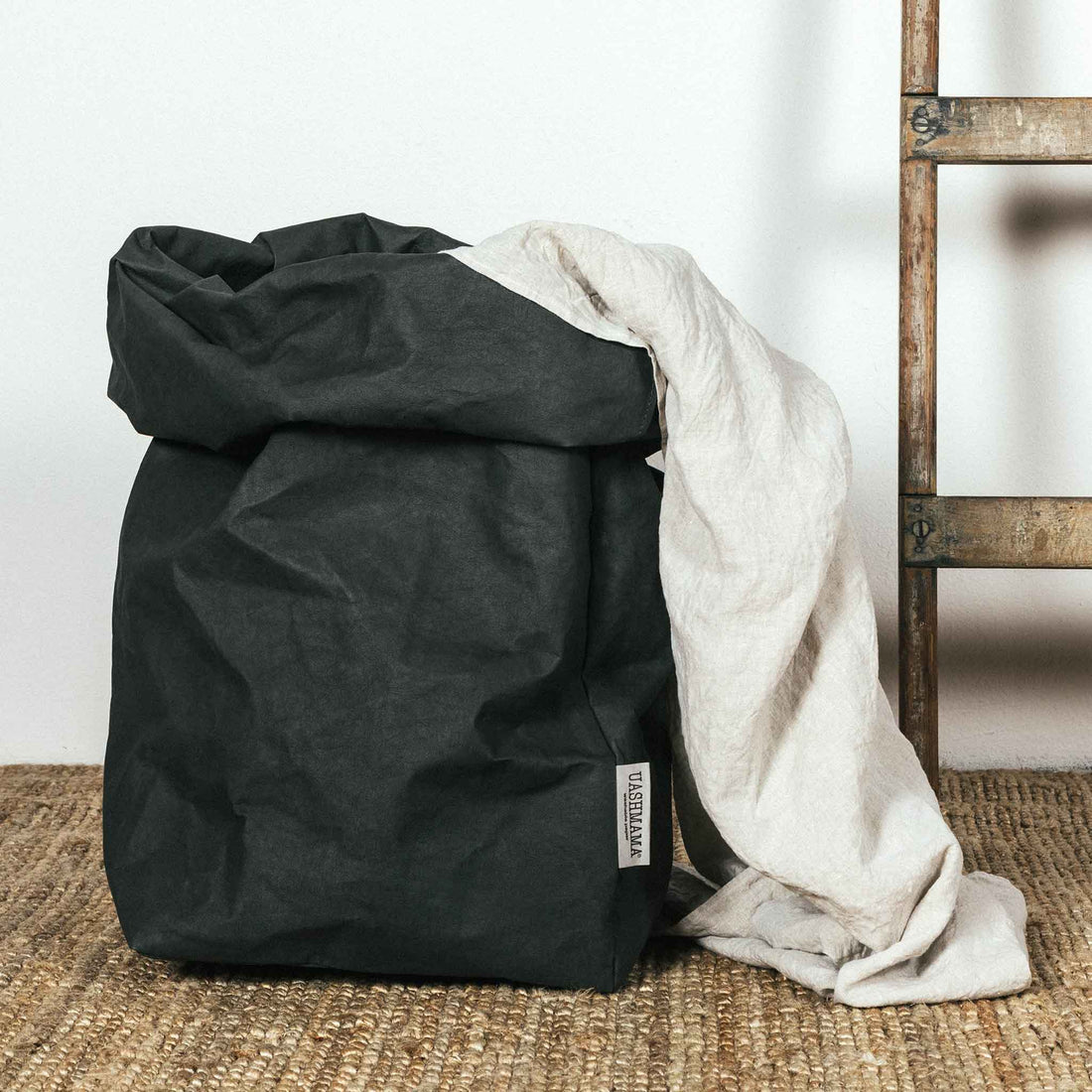 UASHMAMAは、イタリア・トスカーナ地方で家族経営されているブランドで、伝統的な職人技と現代的なデザインを融合させた製品を展開しています。環境に配慮したライフスタイルを提案し、日常に寄り添う機能的で美しいアイテムを提供しています。特徴的なのは、独自開発された洗える紙素材「AGGO」で、創業者マルコ・マルコーニが靴製造の技術と、環境負荷を減らすアイデアを組み合わせて生み出しました。AGGOは布のような柔らかい質感と高い耐久性を持ち、倫理的な素材としても注目されています。製造ではオーガニック繊維や節水技術を積極的に取り入れ、地元トスカーナの熟練職人たちが一つひとつ丁寧に仕上げています。バッグや財布、食品保存袋など日常使いのアイテムを通じて廃棄物削減にも貢献。マルコ氏の妻と4人の娘たちも運営に深く関わり、家族の絆と温かさを大切にしながら、持続可能な未来を目指しています。