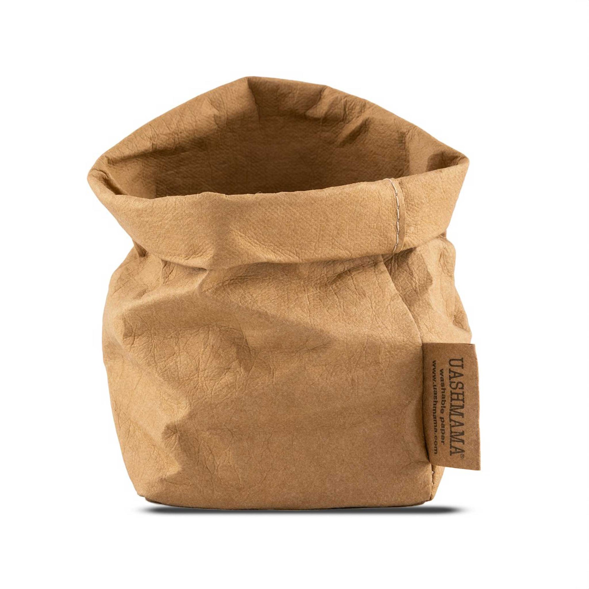 UASHMAMAは、イタリア・トスカーナ地方で家族経営されているブランドで、伝統的な職人技と現代的なデザインを融合させた製品を展開しています。環境に配慮したライフスタイルを提案し、日常に寄り添う機能的で美しいアイテムを提供しています。特徴的なのは、独自開発された洗える紙素材「AGGO」で、創業者マルコ・マルコーニが靴製造の技術と、環境負荷を減らすアイデアを組み合わせて生み出しました。AGGOは布のような柔らかい質感と高い耐久性を持ち、倫理的な素材としても注目されています。製造ではオーガニック繊維や節水技術を積極的に取り入れ、地元トスカーナの熟練職人たちが一つひとつ丁寧に仕上げています。バッグや財布、食品保存袋など日常使いのアイテムを通じて廃棄物削減にも貢献。マルコ氏の妻と4人の娘たちも運営に深く関わり、家族の絆と温かさを大切にしながら、持続可能な未来を目指しています。