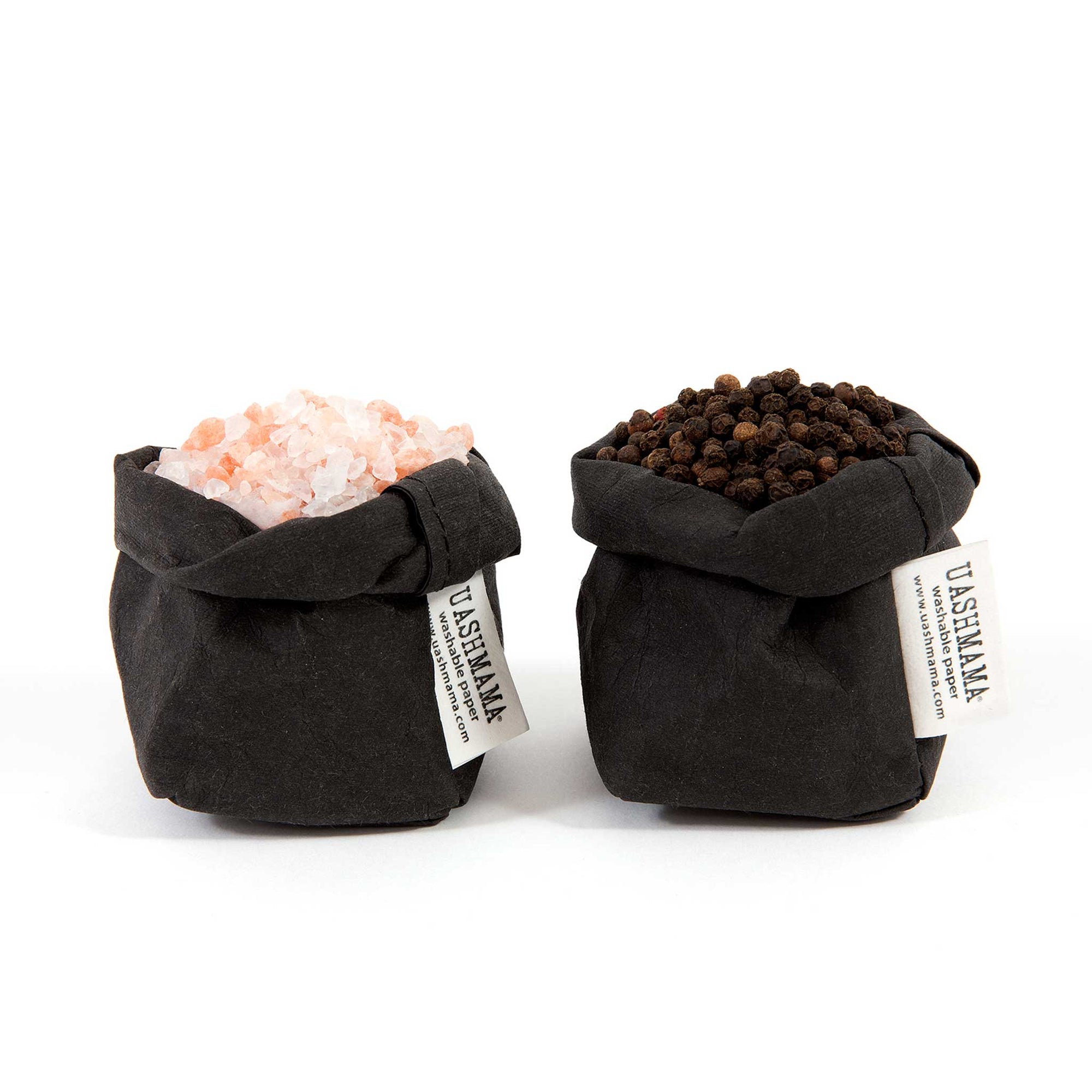 UASHMAMAは、イタリア・トスカーナ地方で家族経営されているブランドで、伝統的な職人技と現代的なデザインを融合させた製品を展開しています。環境に配慮したライフスタイルを提案し、日常に寄り添う機能的で美しいアイテムを提供しています。特徴的なのは、独自開発された洗える紙素材「AGGO」で、創業者マルコ・マルコーニが靴製造の技術と、環境負荷を減らすアイデアを組み合わせて生み出しました。AGGOは布のような柔らかい質感と高い耐久性を持ち、倫理的な素材としても注目されています。製造ではオーガニック繊維や節水技術を積極的に取り入れ、地元トスカーナの熟練職人たちが一つひとつ丁寧に仕上げています。バッグや財布、食品保存袋など日常使いのアイテムを通じて廃棄物削減にも貢献。マルコ氏の妻と4人の娘たちも運営に深く関わり、家族の絆と温かさを大切にしながら、持続可能な未来を目指しています。