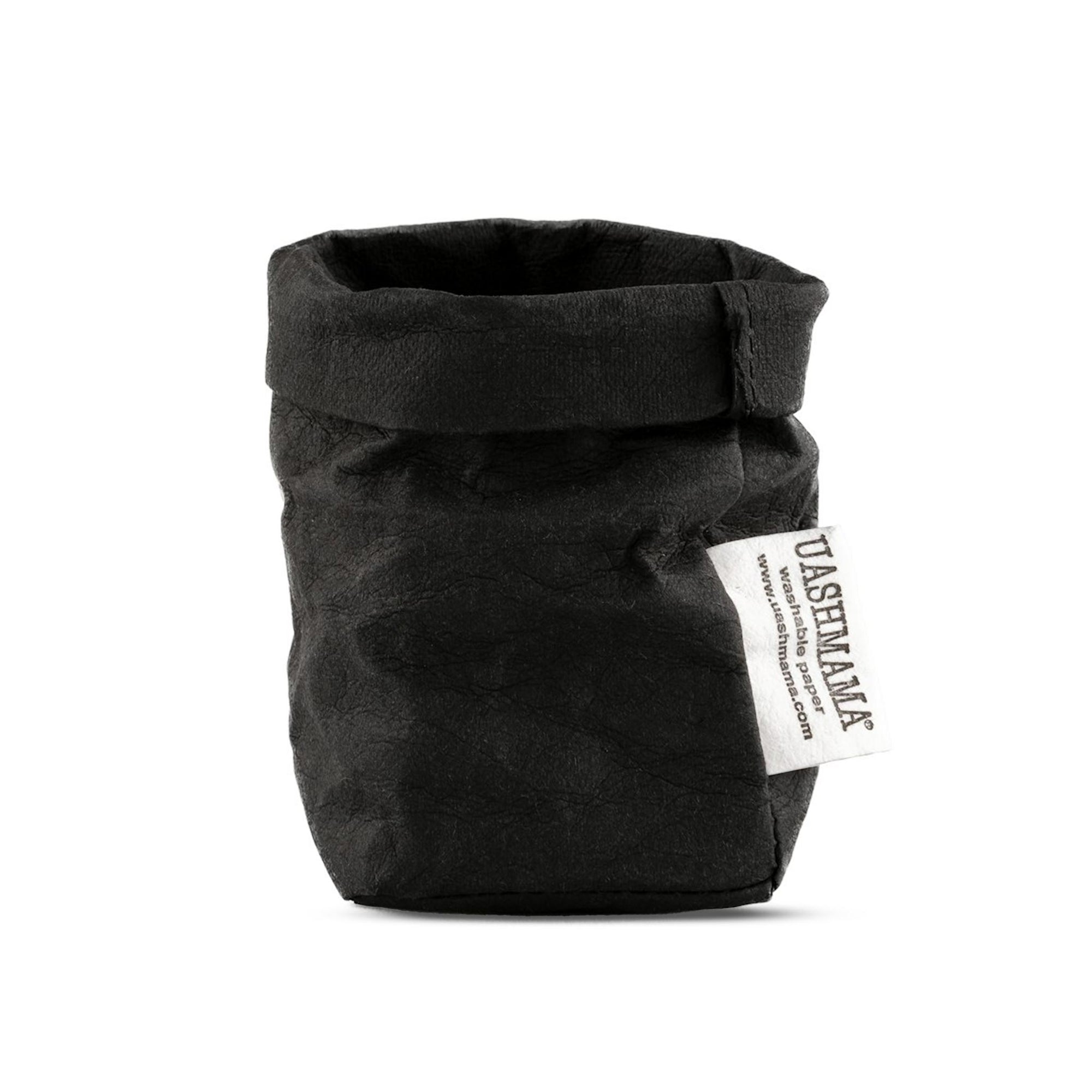 UASHMAMAは、イタリア・トスカーナ地方で家族経営されているブランドで、伝統的な職人技と現代的なデザインを融合させた製品を展開しています。環境に配慮したライフスタイルを提案し、日常に寄り添う機能的で美しいアイテムを提供しています。特徴的なのは、独自開発された洗える紙素材「AGGO」で、創業者マルコ・マルコーニが靴製造の技術と、環境負荷を減らすアイデアを組み合わせて生み出しました。AGGOは布のような柔らかい質感と高い耐久性を持ち、倫理的な素材としても注目されています。製造ではオーガニック繊維や節水技術を積極的に取り入れ、地元トスカーナの熟練職人たちが一つひとつ丁寧に仕上げています。バッグや財布、食品保存袋など日常使いのアイテムを通じて廃棄物削減にも貢献。マルコ氏の妻と4人の娘たちも運営に深く関わり、家族の絆と温かさを大切にしながら、持続可能な未来を目指しています。