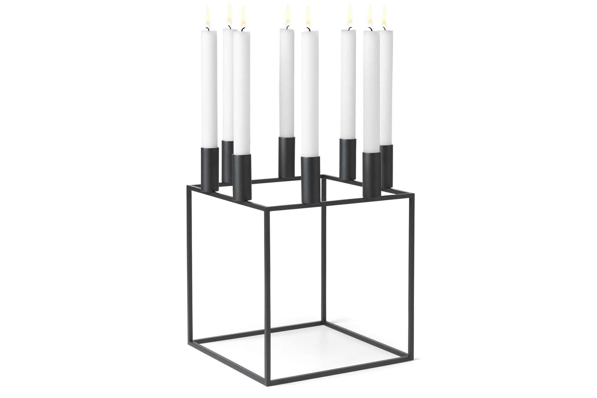 byLassenはコペンハーゲンのブランドです。デンマークの建築家MogensLassenとFlemmingLassenはデンマークの機能主義の先駆者で、ユニークなデザインと象徴的なアーキテクチャを発表し、多くの賞を受賞しました。建築家としての傍ら、彼ら自身のスタジオで家具やオブジェクトを設計しました。ドイツ語で立方体を表すKubusのキャンドルホルダーもその頃に設計されています。それらは彼らを尊敬する孫達によって商品として販売され、世界的なデザインアイテムとなりました。今後も新しい世代にラッセンの遺産を伝え続けて行くというシンプルなコンセプトを掲げています。