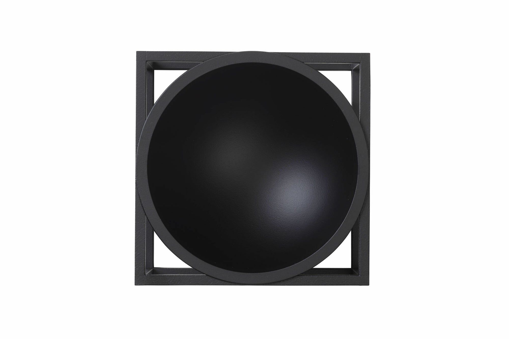 byLassenはコペンハーゲンのブランドです。デンマークの建築家MogensLassenとFlemmingLassenはデンマークの機能主義の先駆者で、ユニークなデザインと象徴的なアーキテクチャを発表し、多くの賞を受賞しました。建築家としての傍ら、彼ら自身のスタジオで家具やオブジェクトを設計しました。ドイツ語で立方体を表すKubusのキャンドルホルダーもその頃に設計されています。それらは彼らを尊敬する孫達によって商品として販売され、世界的なデザインアイテムとなりました。今後も新しい世代にラッセンの遺産を伝え続けて行くというシンプルなコンセプトを掲げています。