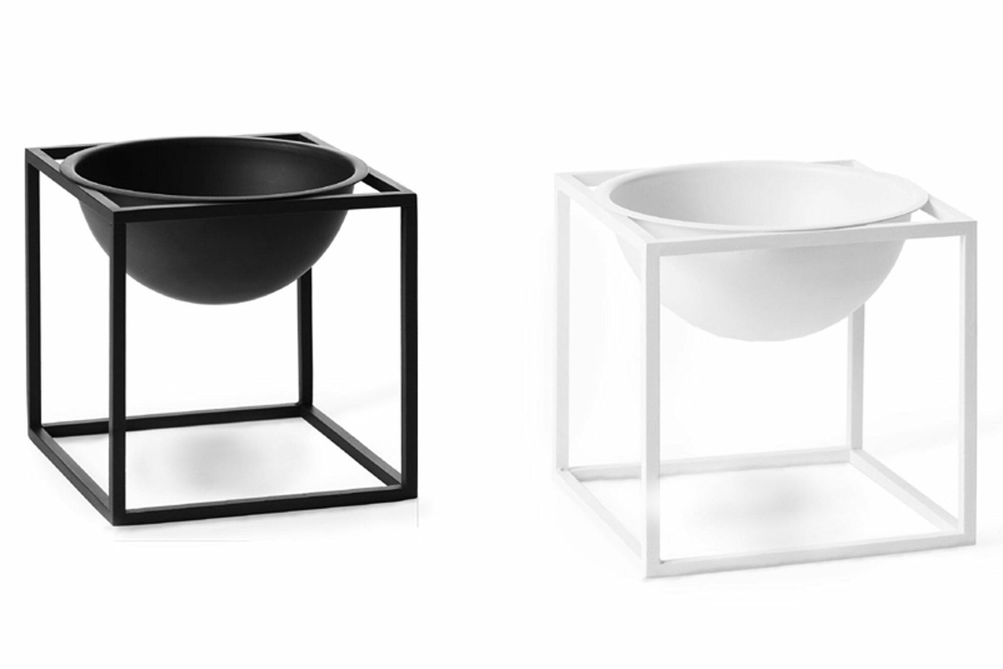 byLassenはコペンハーゲンのブランドです。デンマークの建築家MogensLassenとFlemmingLassenはデンマークの機能主義の先駆者で、ユニークなデザインと象徴的なアーキテクチャを発表し、多くの賞を受賞しました。建築家としての傍ら、彼ら自身のスタジオで家具やオブジェクトを設計しました。ドイツ語で立方体を表すKubusのキャンドルホルダーもその頃に設計されています。それらは彼らを尊敬する孫達によって商品として販売され、世界的なデザインアイテムとなりました。今後も新しい世代にラッセンの遺産を伝え続けて行くというシンプルなコンセプトを掲げています。