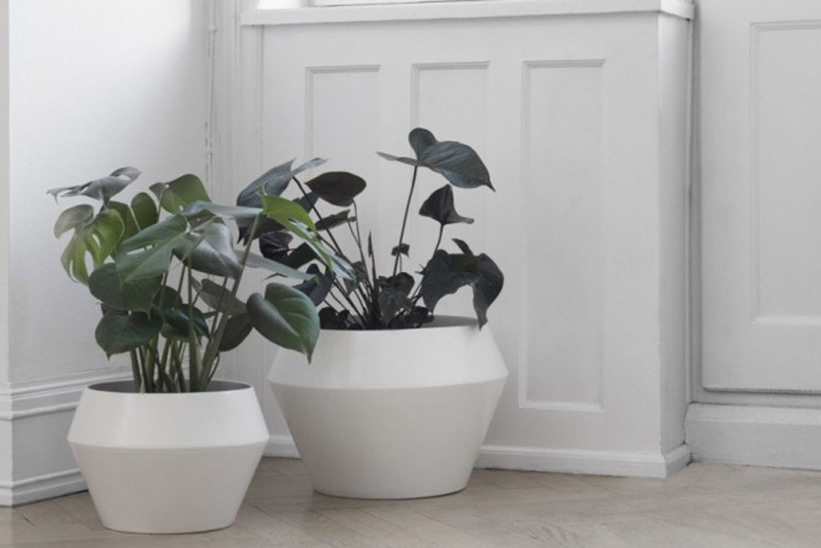 byLassenはコペンハーゲンのブランドです。デンマークの建築家MogensLassenとFlemmingLassenはデンマークの機能主義の先駆者で、ユニークなデザインと象徴的なアーキテクチャを発表し、多くの賞を受賞しました。建築家としての傍ら、彼ら自身のスタジオで家具やオブジェクトを設計しました。ドイツ語で立方体を表すKubusのキャンドルホルダーもその頃に設計されています。それらは彼らを尊敬する孫達によって商品として販売され、世界的なデザインアイテムとなりました。今後も新しい世代にラッセンの遺産を伝え続けて行くというシンプルなコンセプトを掲げています。