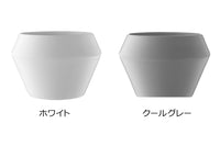 byLassenはコペンハーゲンのブランドです。デンマークの建築家MogensLassenとFlemmingLassenはデンマークの機能主義の先駆者で、ユニークなデザインと象徴的なアーキテクチャを発表し、多くの賞を受賞しました。建築家としての傍ら、彼ら自身のスタジオで家具やオブジェクトを設計しました。ドイツ語で立方体を表すKubusのキャンドルホルダーもその頃に設計されています。それらは彼らを尊敬する孫達によって商品として販売され、世界的なデザインアイテムとなりました。今後も新しい世代にラッセンの遺産を伝え続けて行くというシンプルなコンセプトを掲げています。
