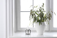 byLassenはコペンハーゲンのブランドです。デンマークの建築家MogensLassenとFlemmingLassenはデンマークの機能主義の先駆者で、ユニークなデザインと象徴的なアーキテクチャを発表し、多くの賞を受賞しました。建築家としての傍ら、彼ら自身のスタジオで家具やオブジェクトを設計しました。ドイツ語で立方体を表すKubusのキャンドルホルダーもその頃に設計されています。それらは彼らを尊敬する孫達によって商品として販売され、世界的なデザインアイテムとなりました。今後も新しい世代にラッセンの遺産を伝え続けて行くというシンプルなコンセプトを掲げています。