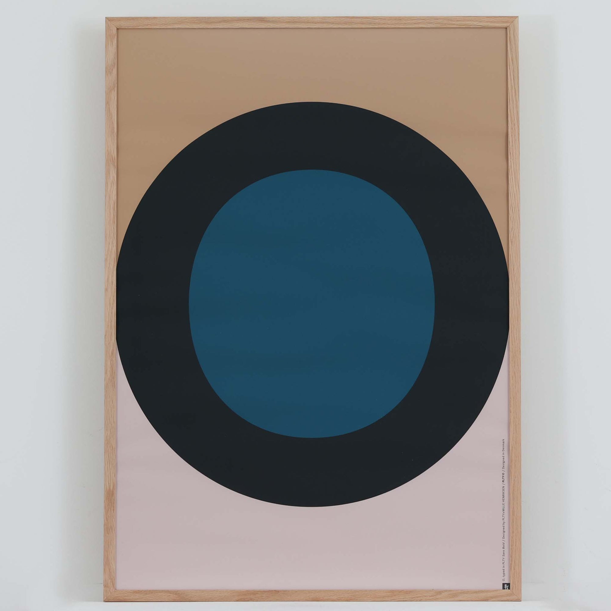 PLAYTYPEはデンマークにあるデザイン会社e-Typesによって設立された世界初の『フォント専門ブランド』。それはただのフォントではありません。歴史やコンテキストが感じられるフォントです。例えば、Berlingskeシリーズのポスターは、1749年に設立され、現在も存在しているデンマーク最古の新聞社『Berlingske Tidende』の為にデザインされたフォントが使用されています。シンプルながらも奥が深いフォントの世界を体験してみましょう。