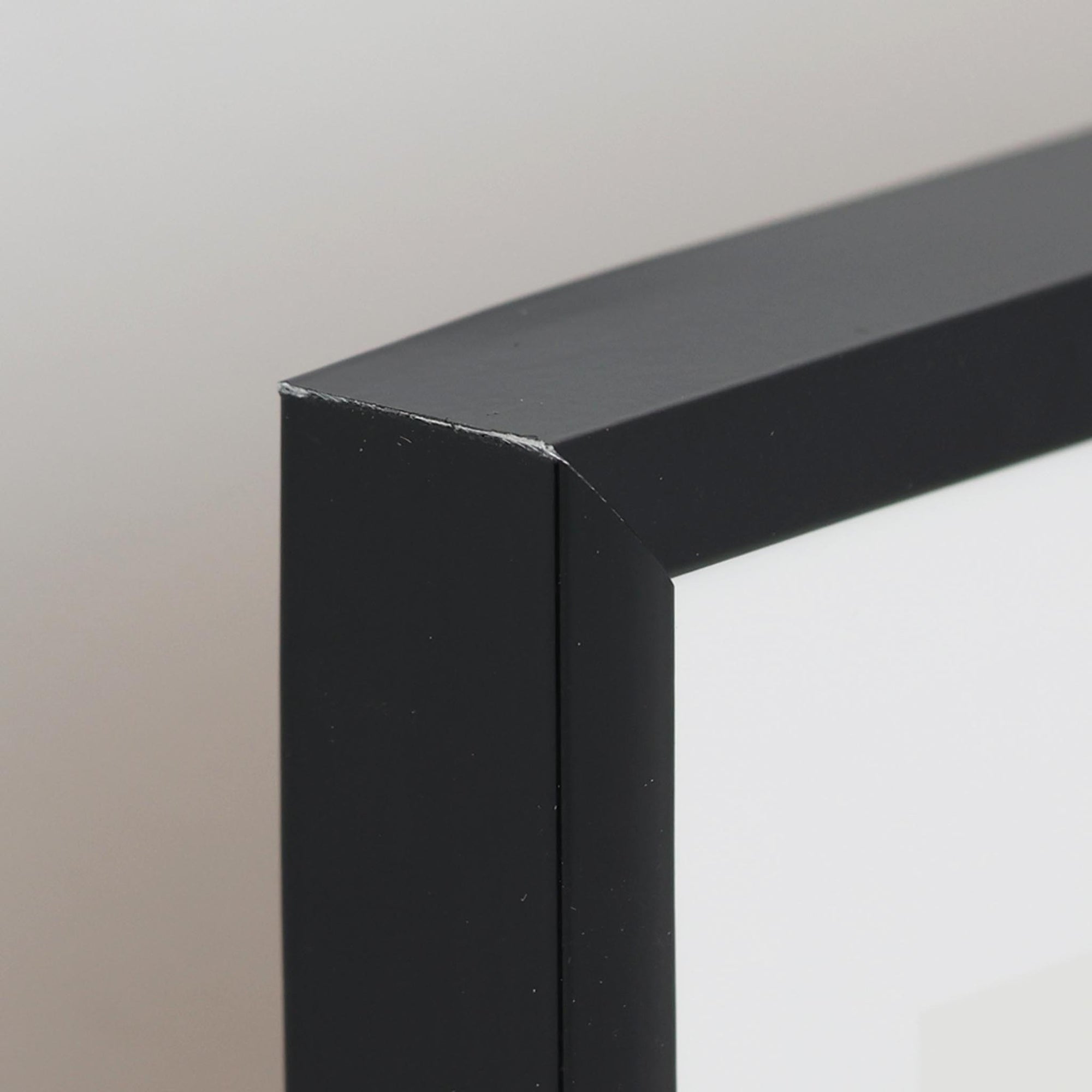 Poster&Frameは、2018年に設立されたスカンジナビアのデザインウェブショップです。新しい会社ですが過去6年間、デンマークのデザイン、広告、およびデザイン業界で懸命に取り組んできた経験豊富なチームメンバーで構成され、500人以上の国内および国際的なアーティストによるオリジナルアート作品を提供しています。