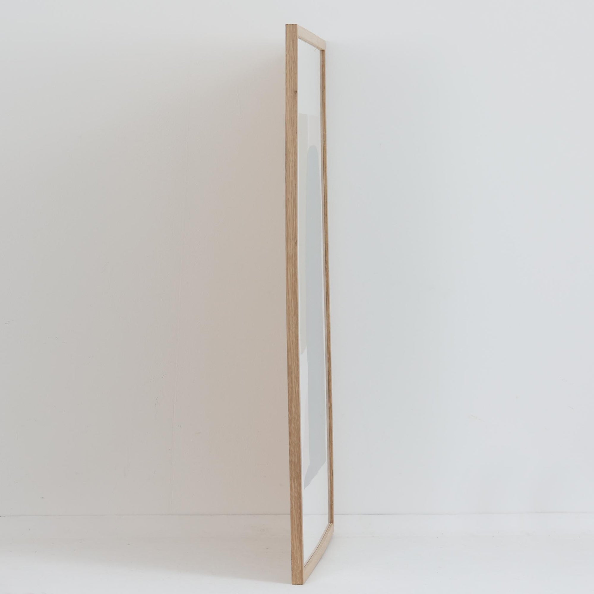 The Poster Club（ポスタークラブ）は、デンマーク・コペンハーゲンを拠点とするオンラインショップで、北欧デザインの高品質なポスターやアートプリントを専門に取り扱っています。新進気鋭の若手アーティストから世界的に活躍する作家まで、多彩なラインナップが魅力。北欧のライフスタイル、ファッション、インテリアデザインのトレンドを取り入れたミニマルで洗練された作品は、シンプルで上質な空間に自然と溶け込みます。ナチュラルインテリアや韓国風の部屋づくり、和モダンテイストにも調和し、アートを取り入れた暮らしを提案。世界中のインテリア雑誌やデザインメディアにも多数掲載されており、感度の高いユーザーからも厚い信頼を集めています。The Poster Clubは、アートプリントを通して日常に美とインスピレーションを届ける、北欧インテリア好きにおすすめのブランドです。